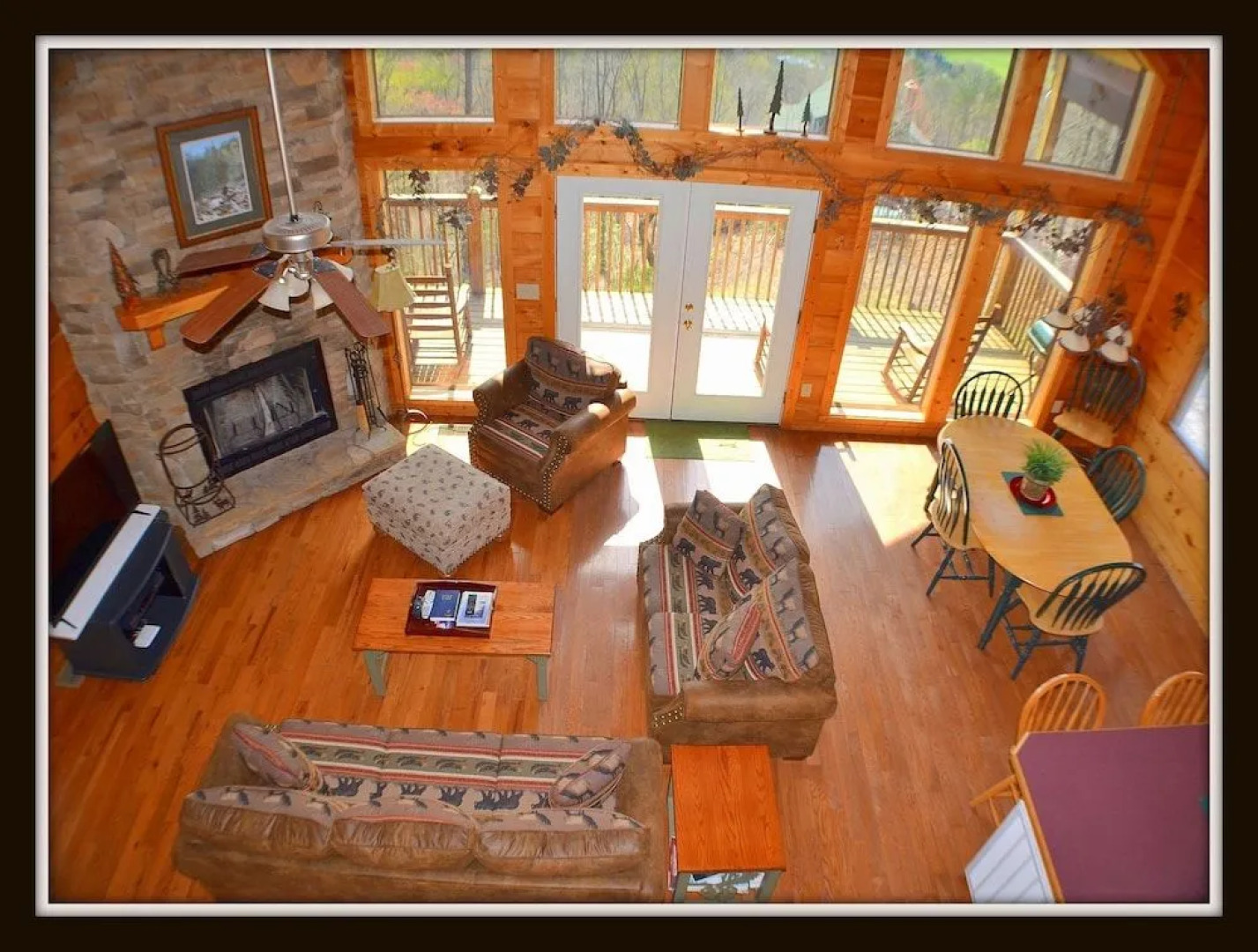 Autumn Mist - 3 Br cabin by RedAwning