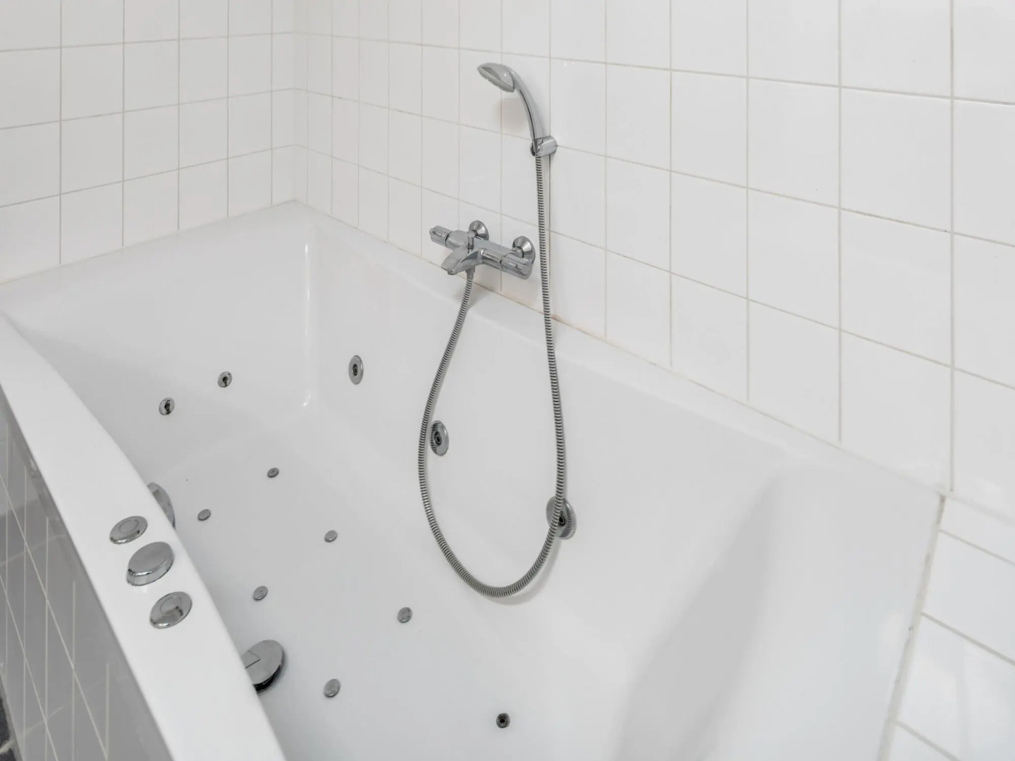 Comfy Holiday Home in Hooghalen with Bubble Bath