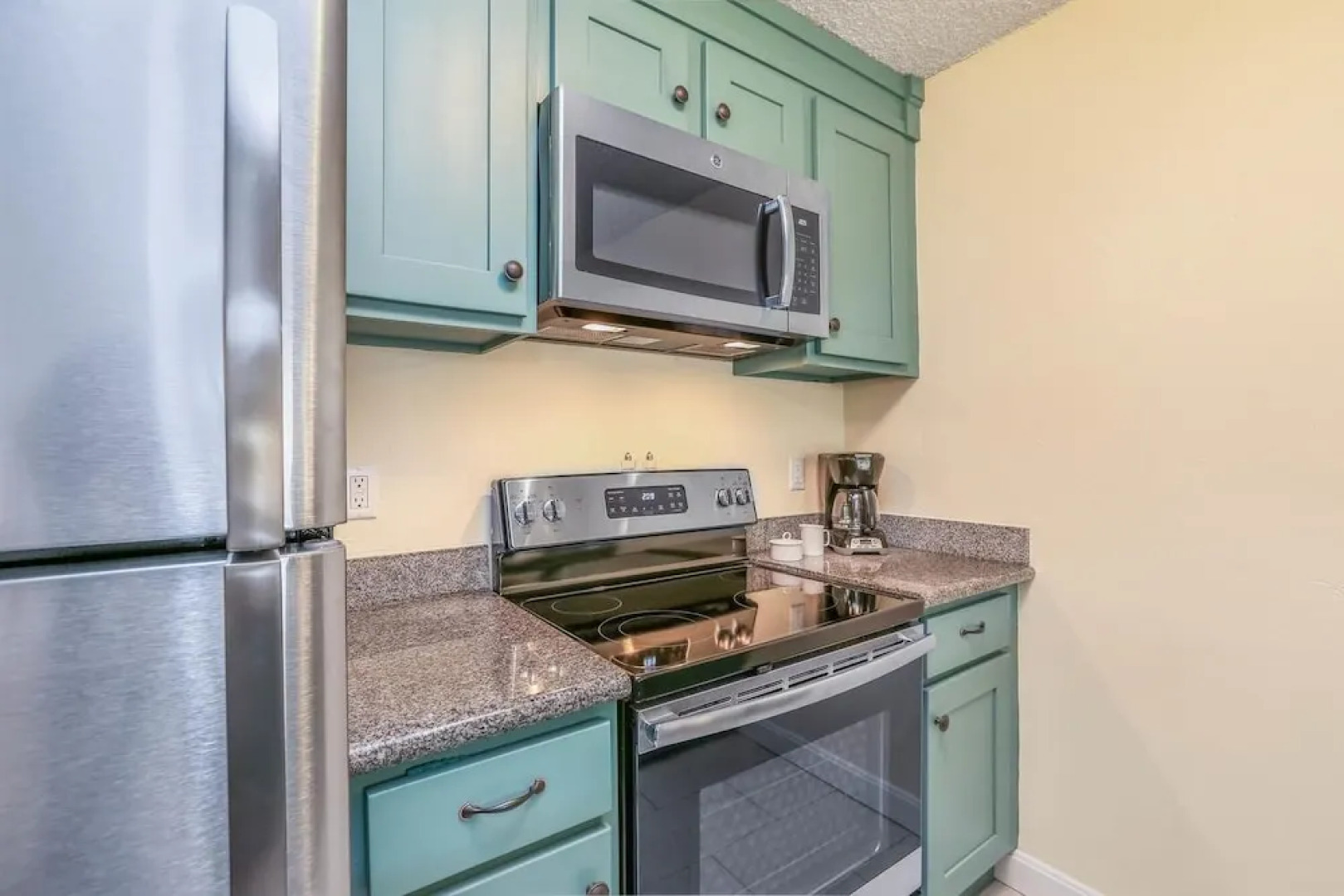 Beautifully Upgraded, Full Kitchen, Comfy King Bed, Ac 1 Bedroom Condo by RedAwning
