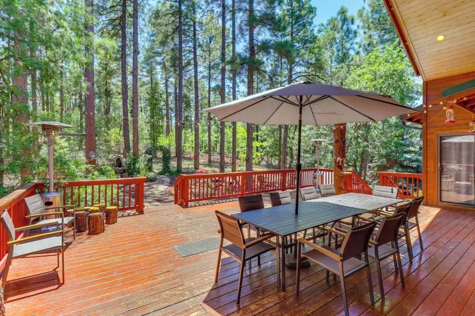 Hot Tub & Game Room: All-season Pinetop Cabin