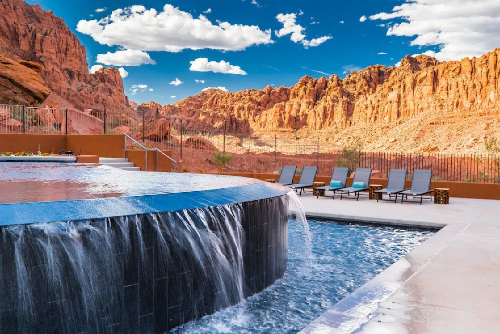 Luxury Service 3 King Suites & Pool – Sleeps 8 – Daily HK home