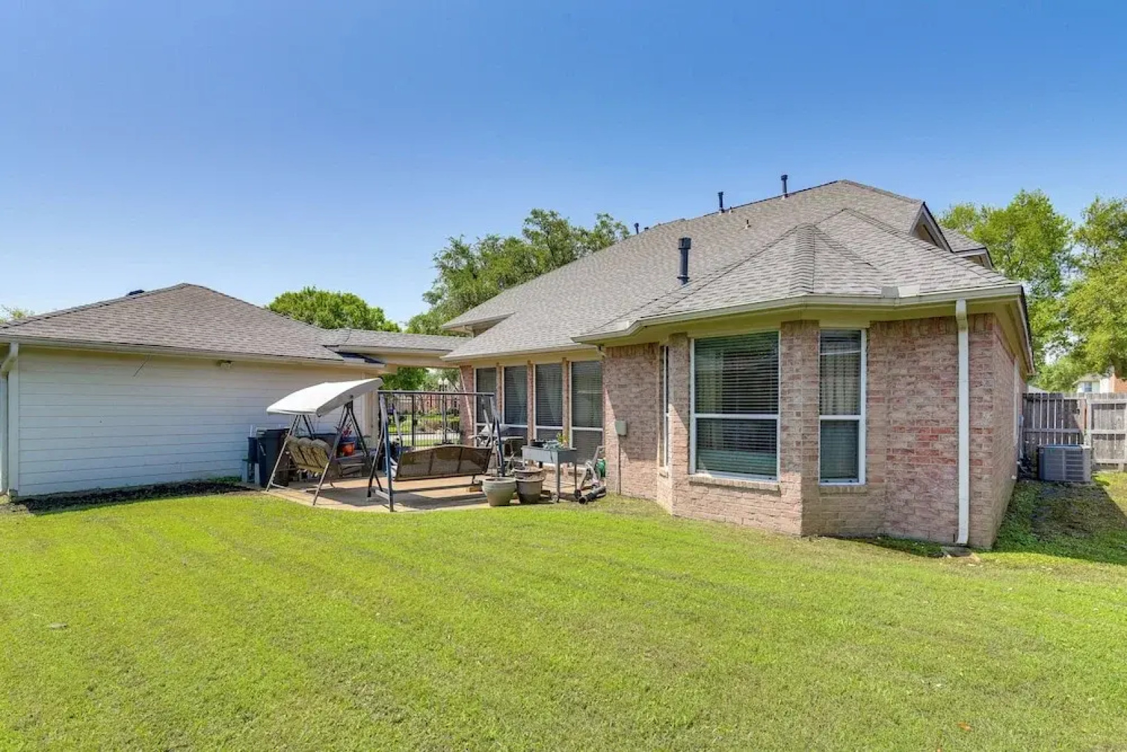 Patio, BBQ & Yard: Family Retreat in Pearland