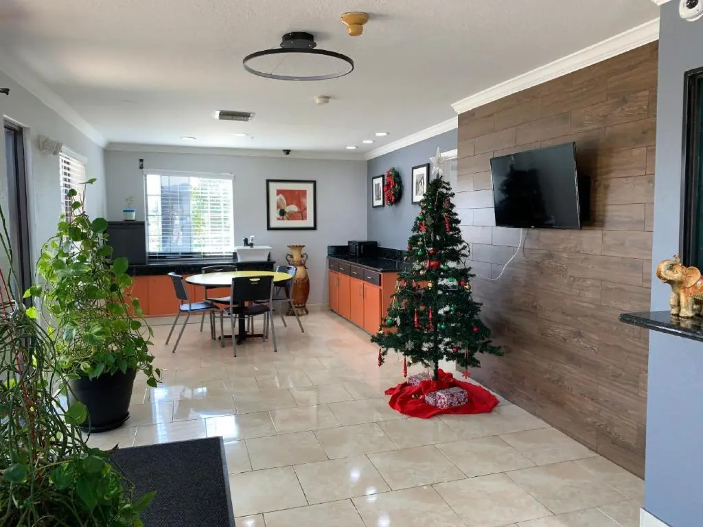 Sunrise Inn & Suites