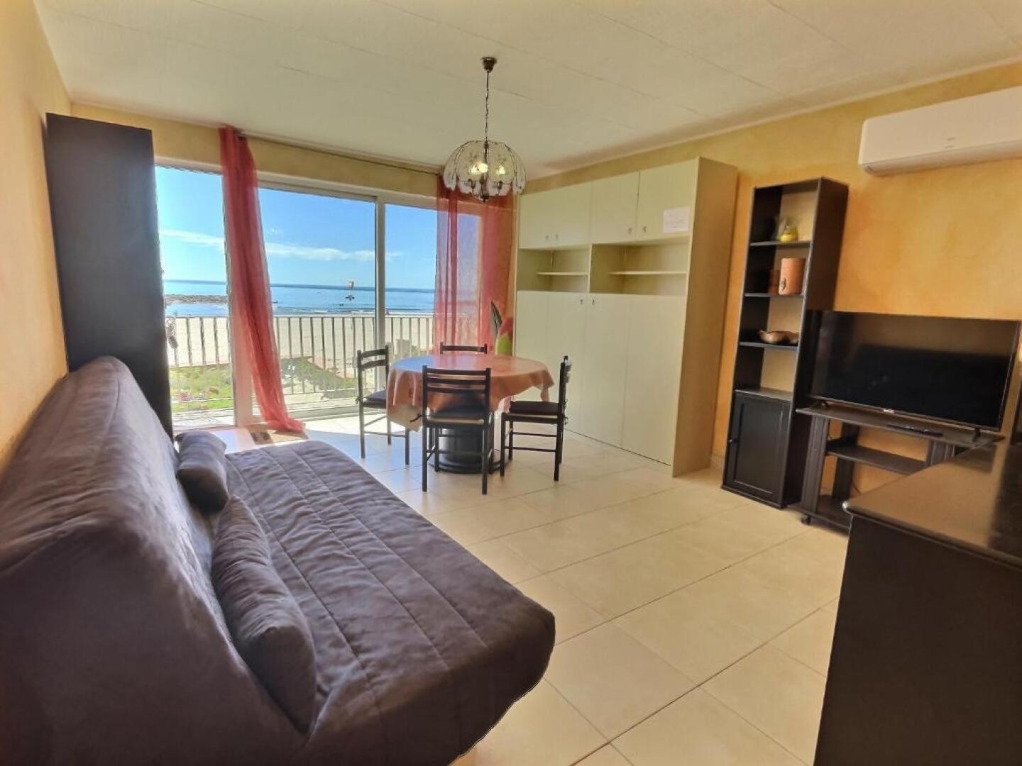 Apartment on the sand with sea view in Valras-Plage for 5 people