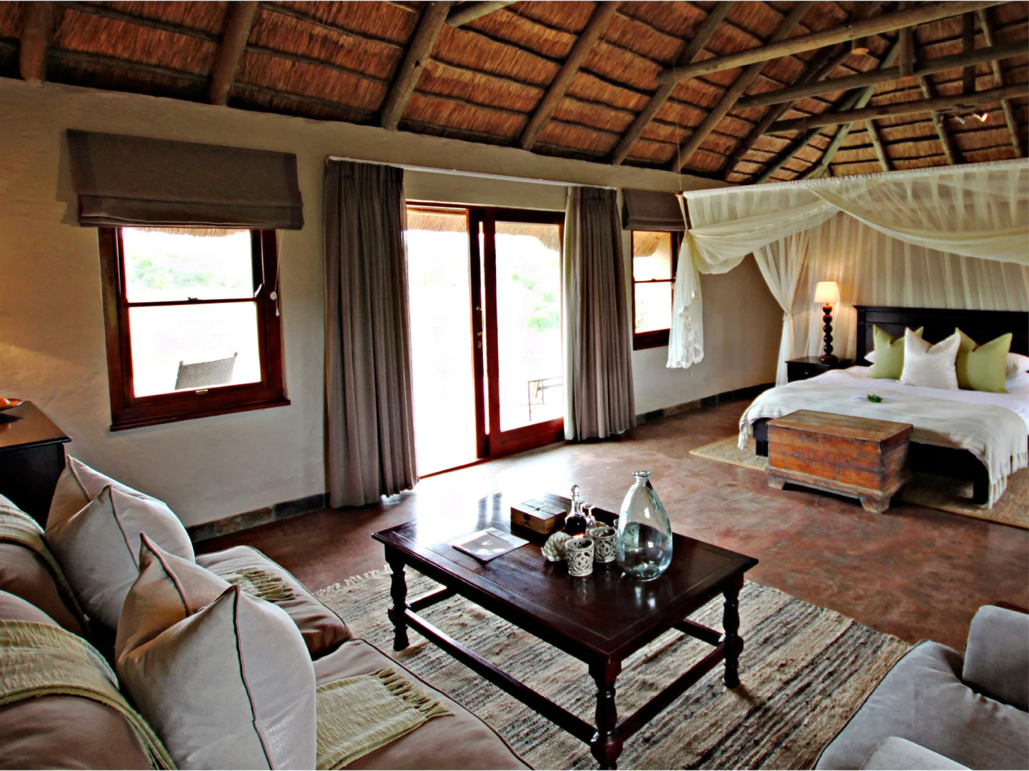 Hlosi Game Lodge - Amakhala Game Reserve