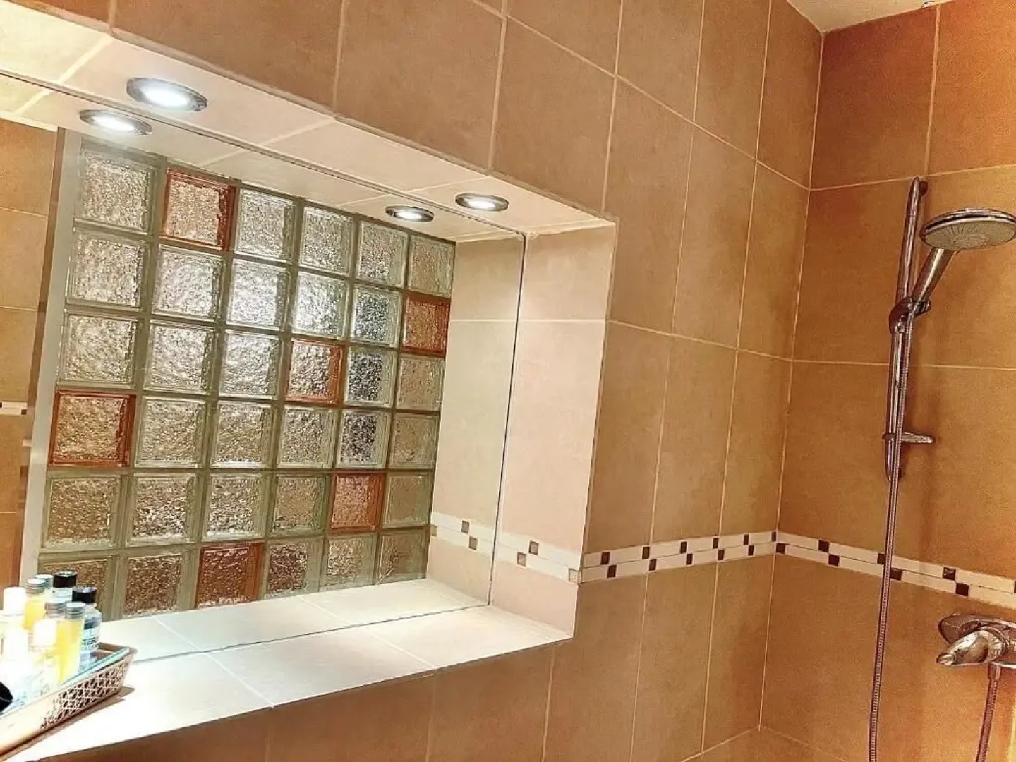 WILLOW RIDGE - a large country house with 3 rental rooms