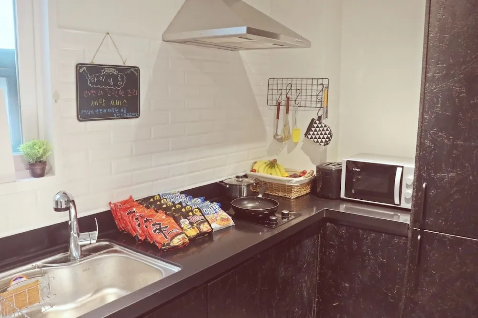 Kotel Indeogwon Station