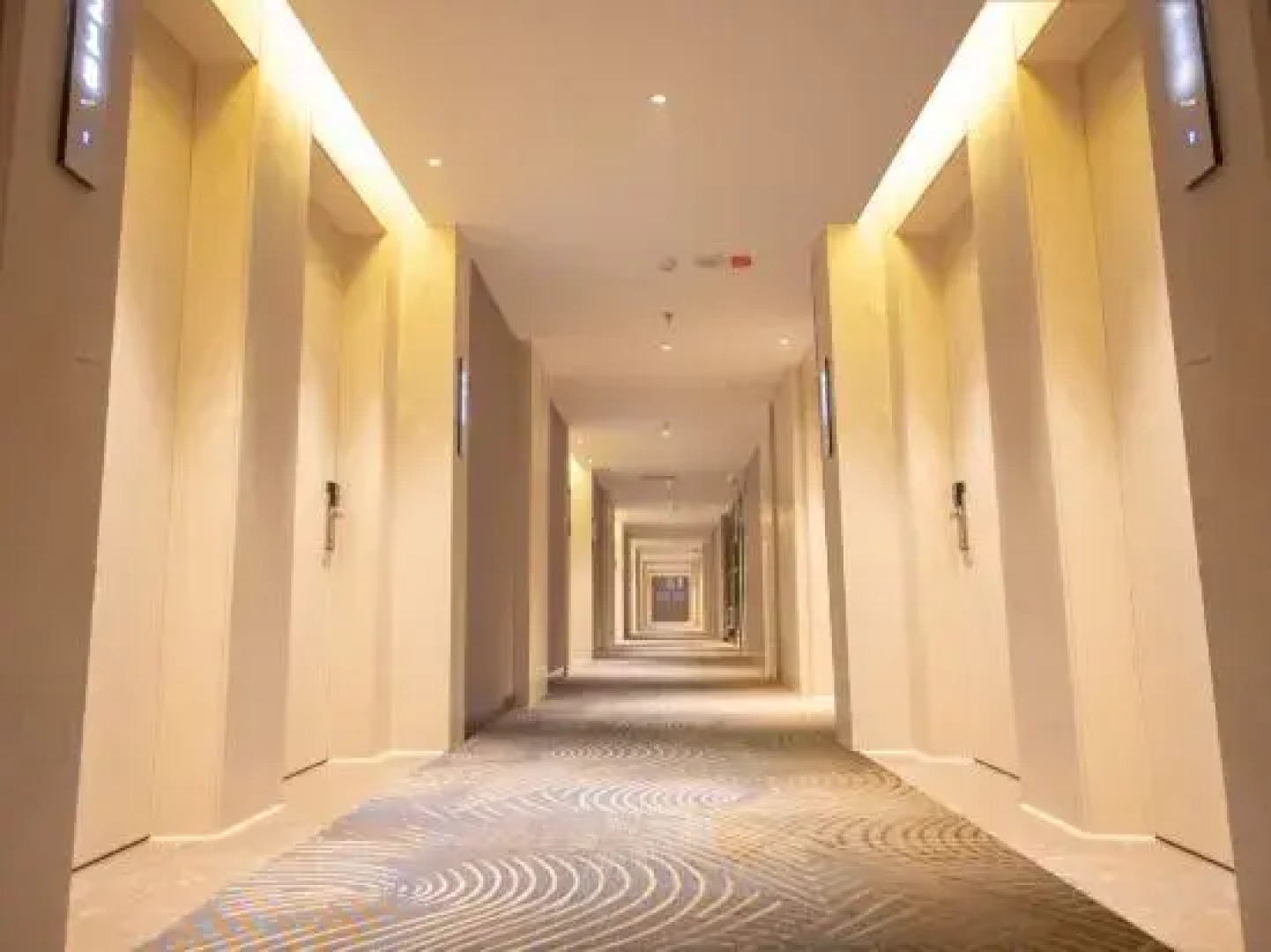 Echarm Hotel (Shache Zhengwuzhongxin Baicheng Railway Station)