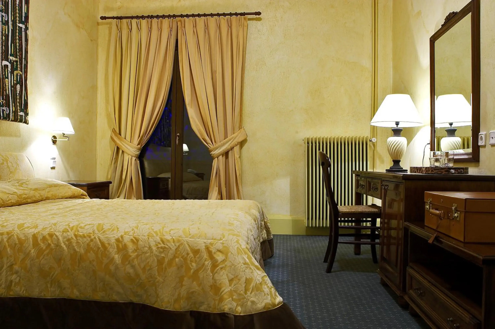 Country Club Hotel & Suites