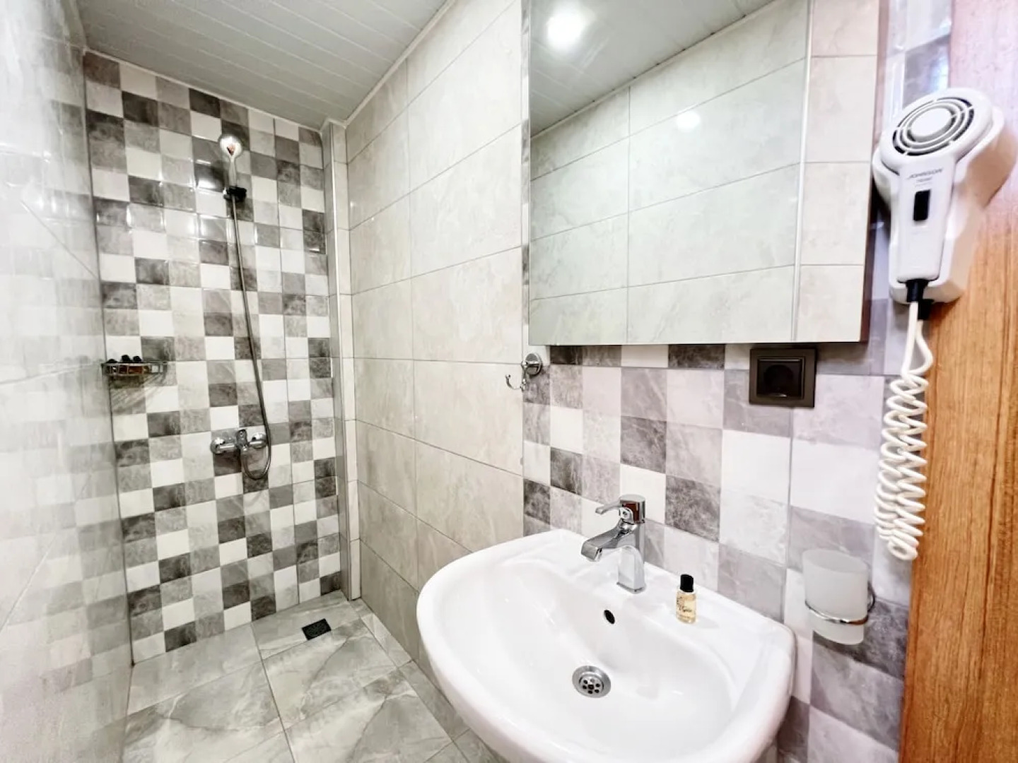 Akin Apart and Hotel