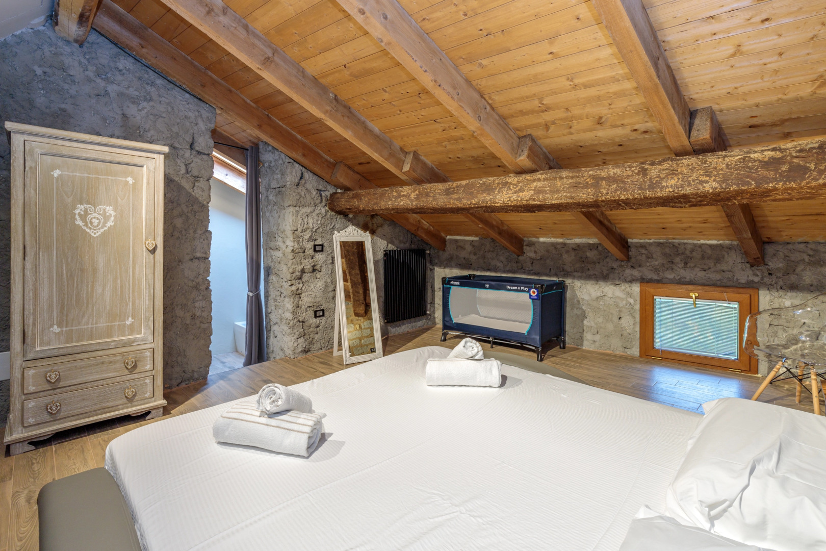 Cascina Liebe with sauna among vineyards