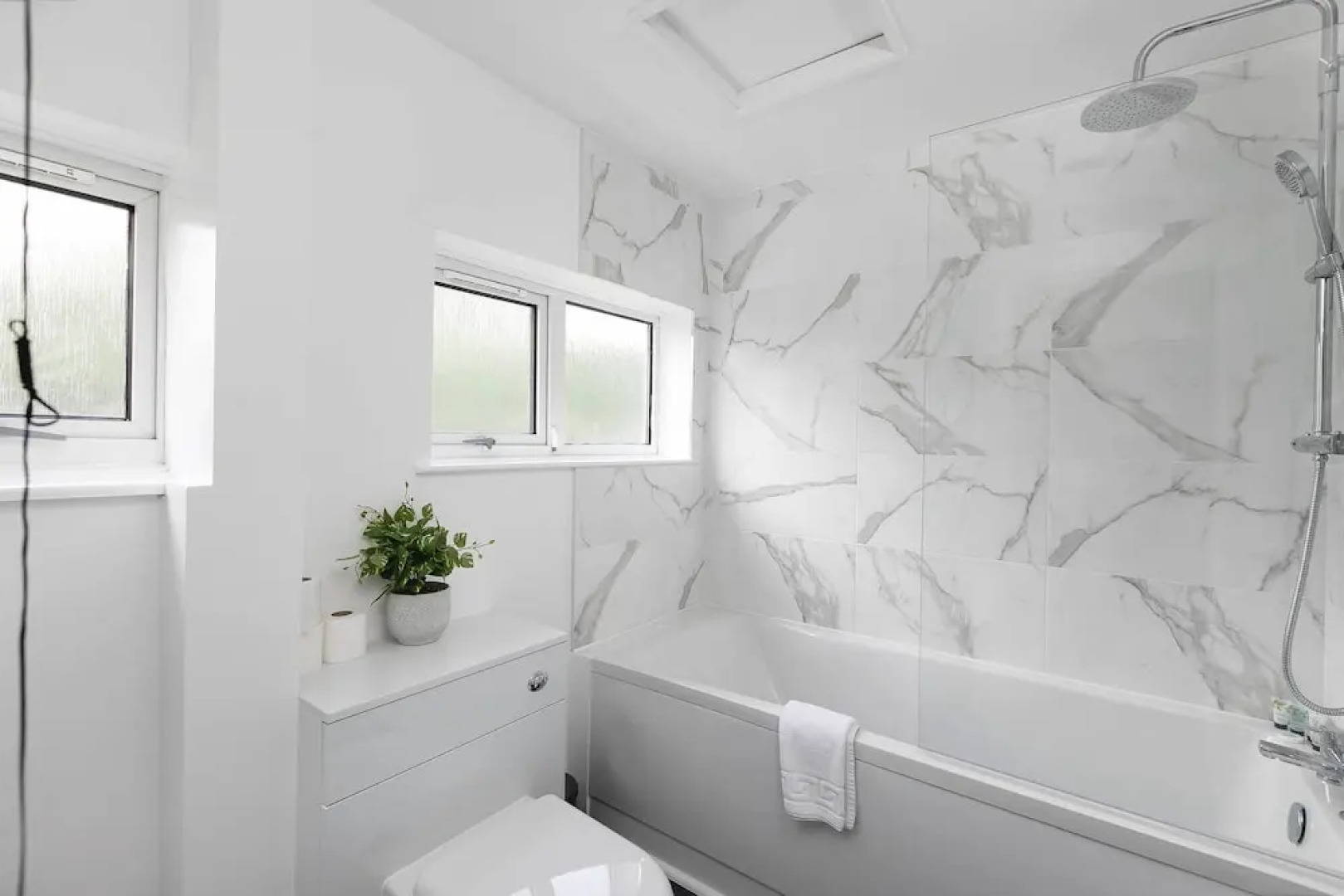 Skyvillion - Lush 2 Bed Hydean Way House & Garden