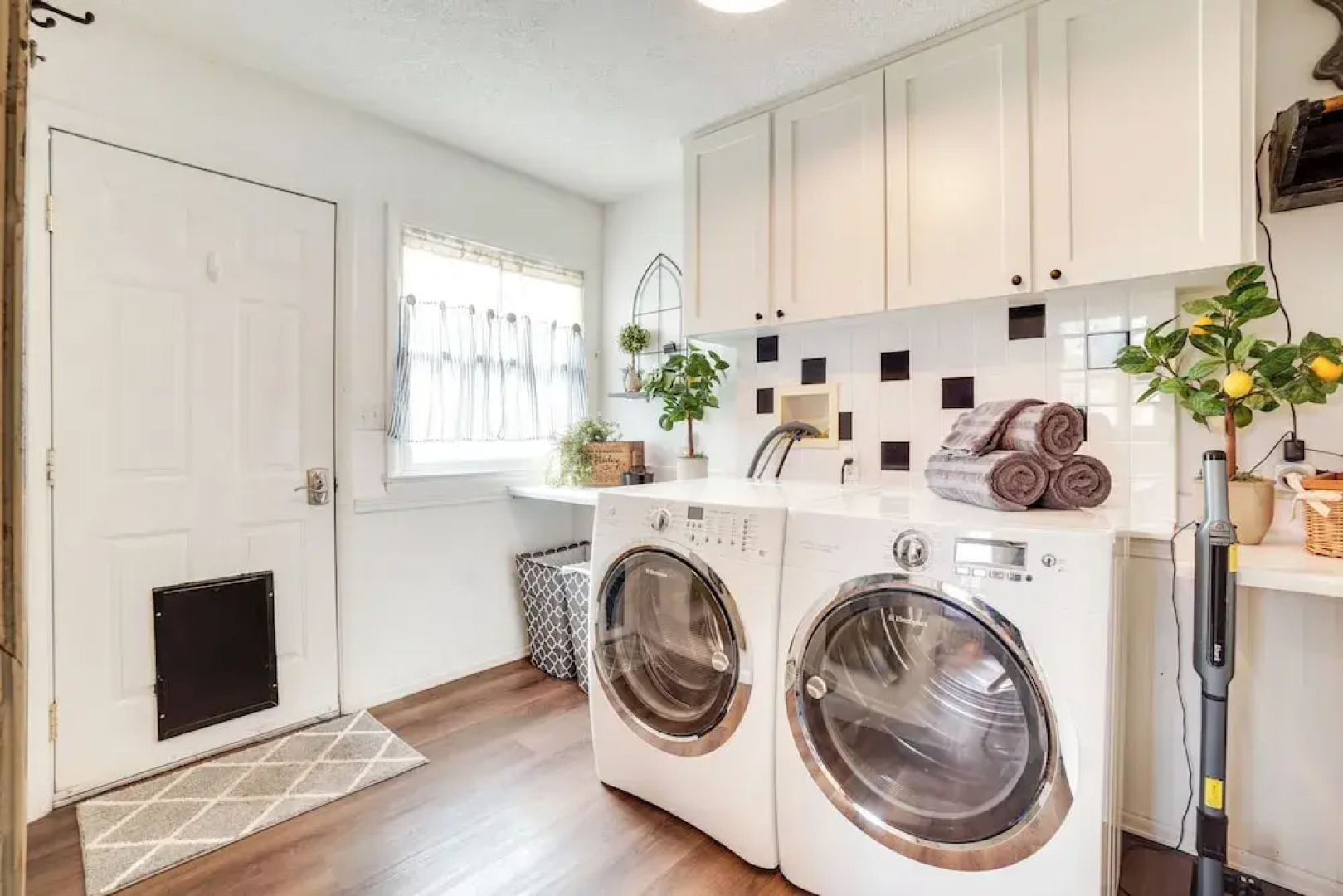 Walk to University: Dtown Laramie Home!