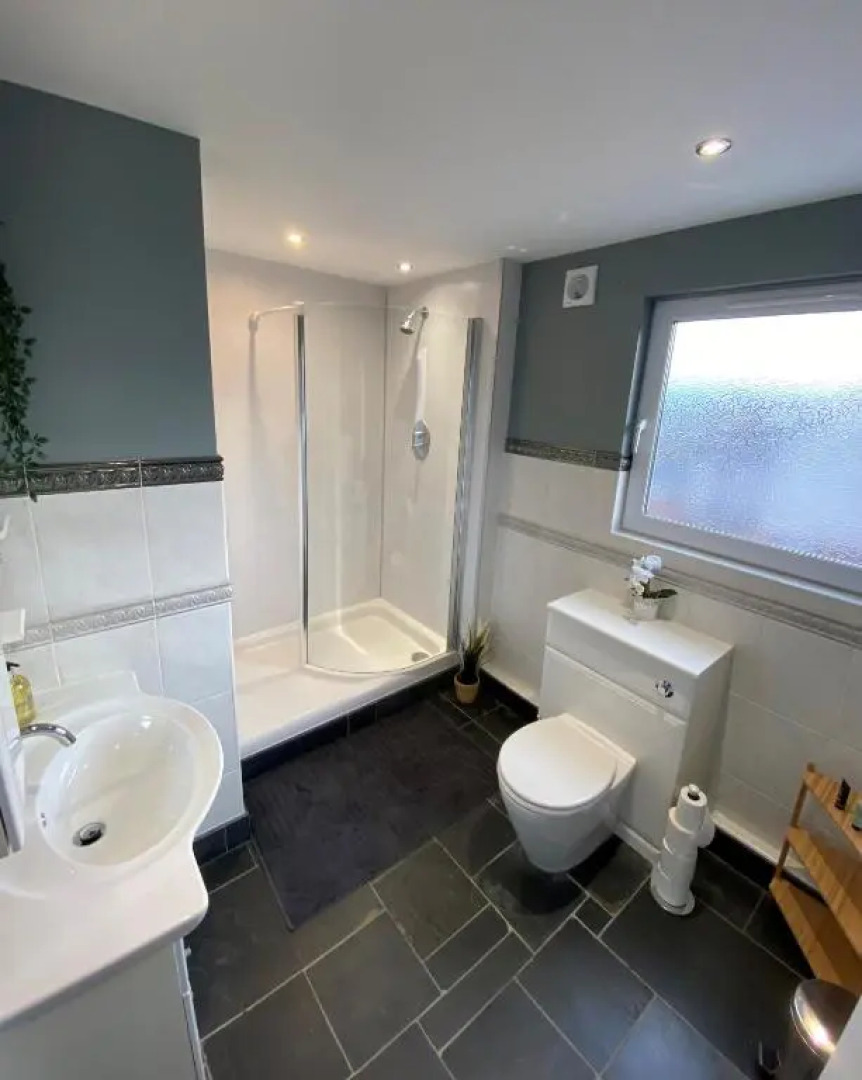 Eastcliffe Penthouse, 2 Beds & Bathrooms with Parking