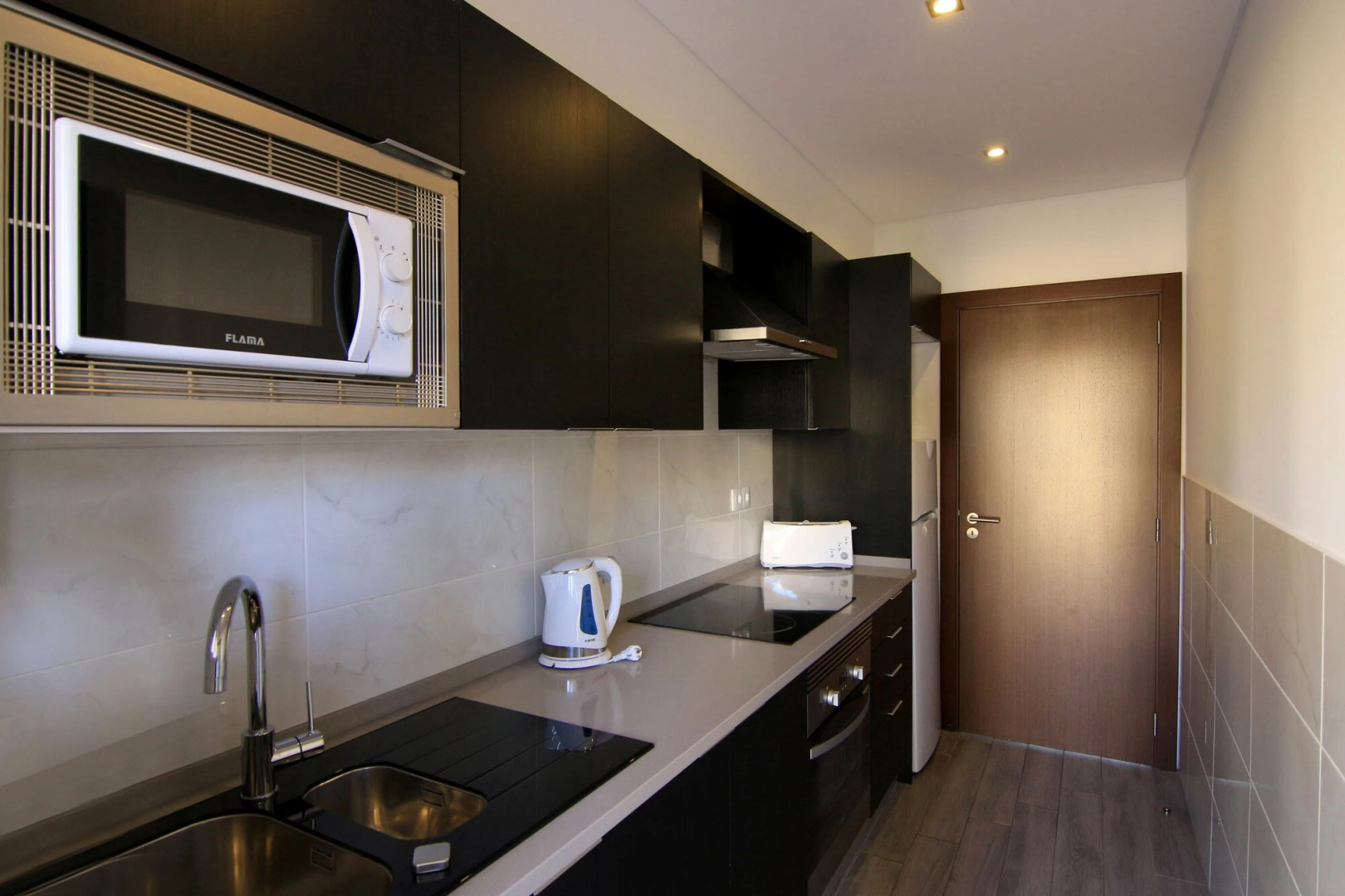 Parque Mourabel, Oasis Village, Pe do Lago