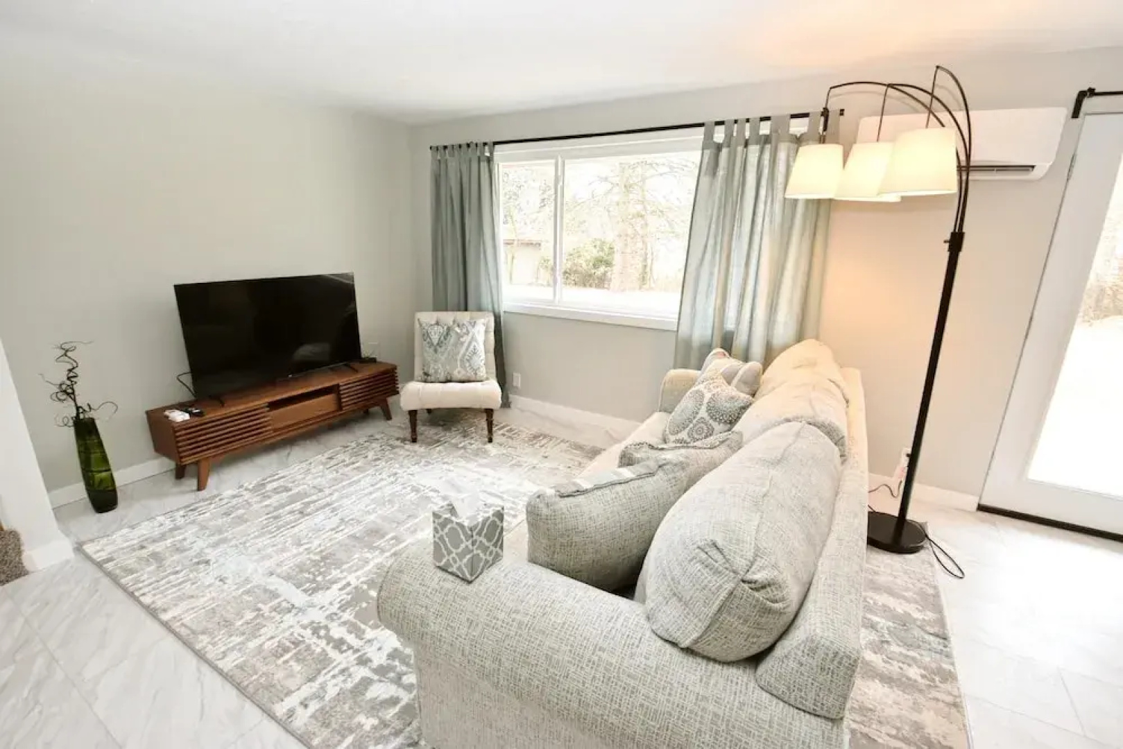 Modern Home Just Mins to Notre Dame 52723