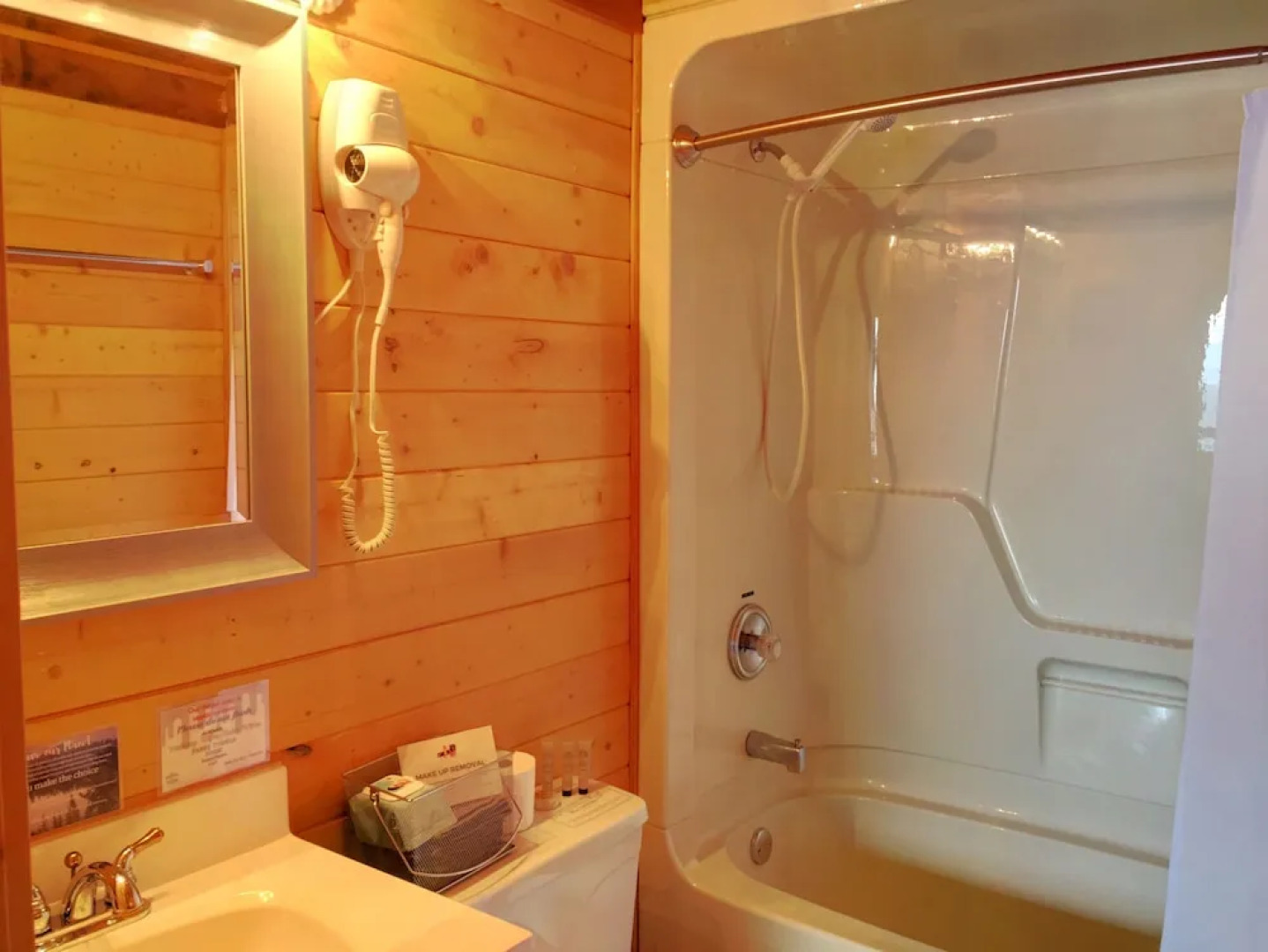 The Beach House Texada - Oceanfront Cabin