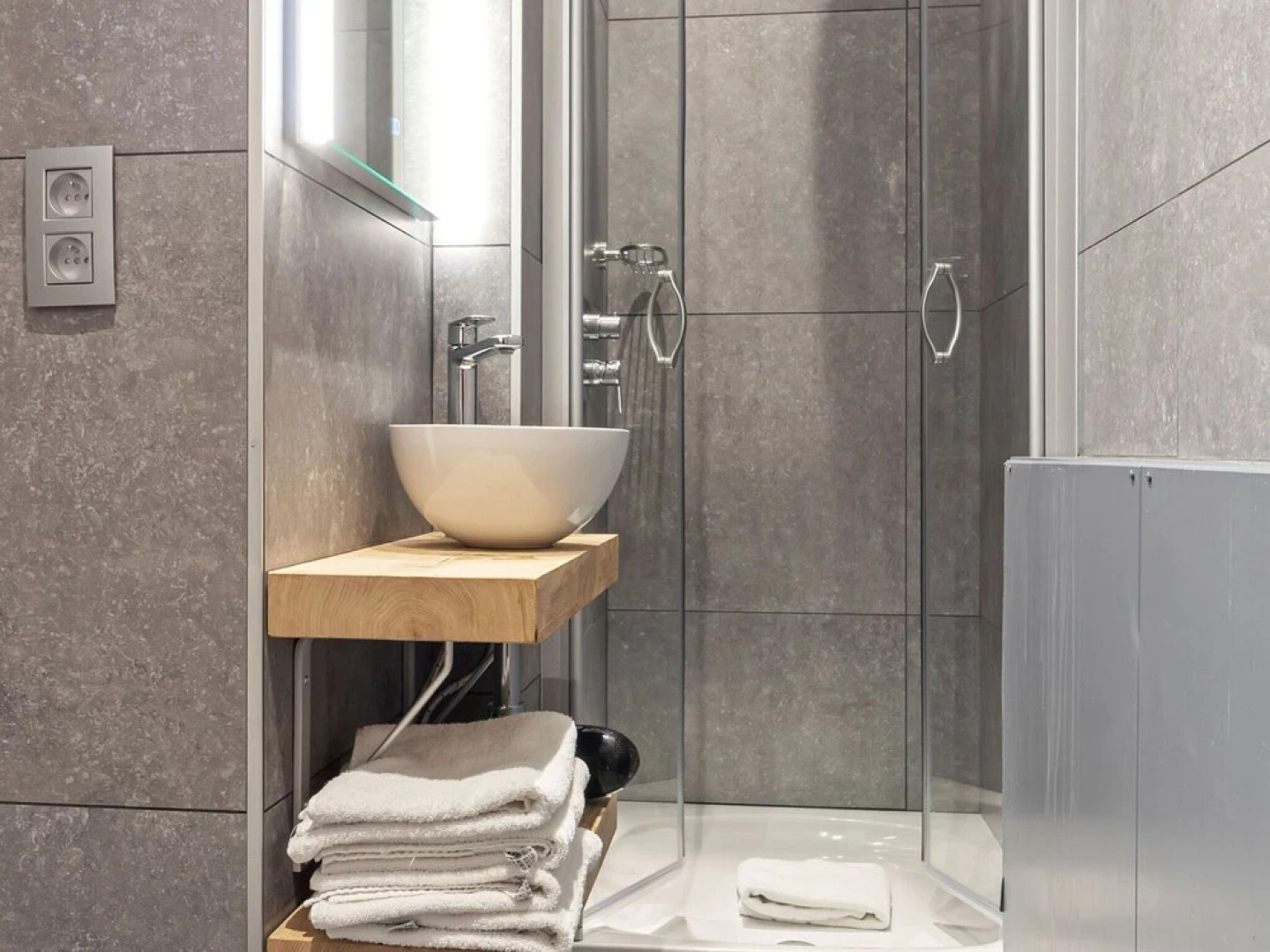 Beautifully Renovated Farmhouse for Groups, With Indoor Pool and Sauna