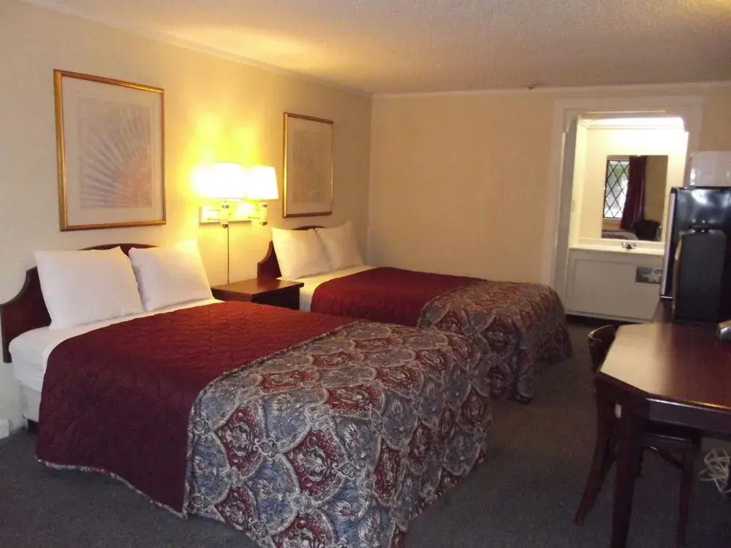 Knights Inn - Macedonia