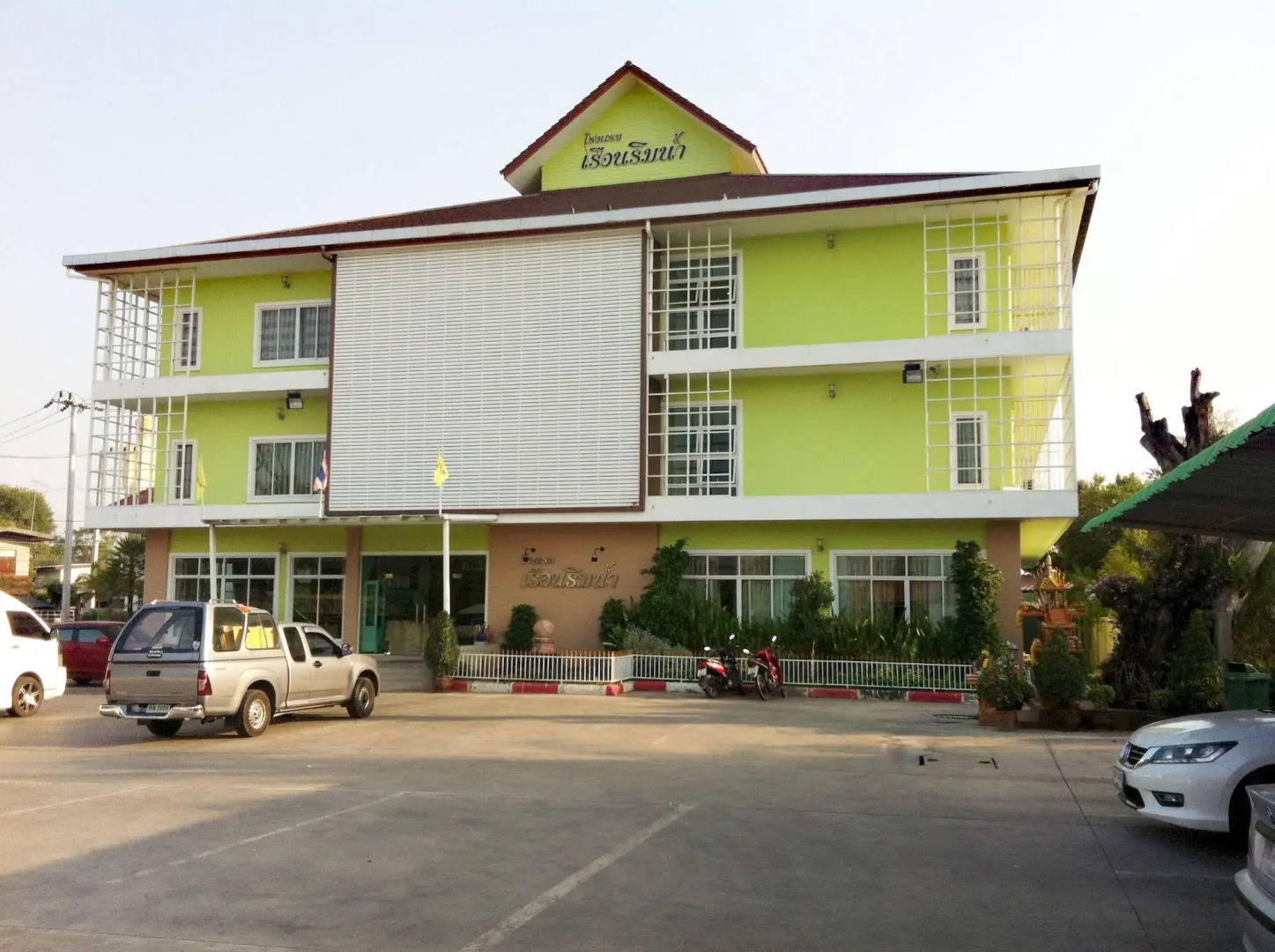 Rueanrimnam Hotel