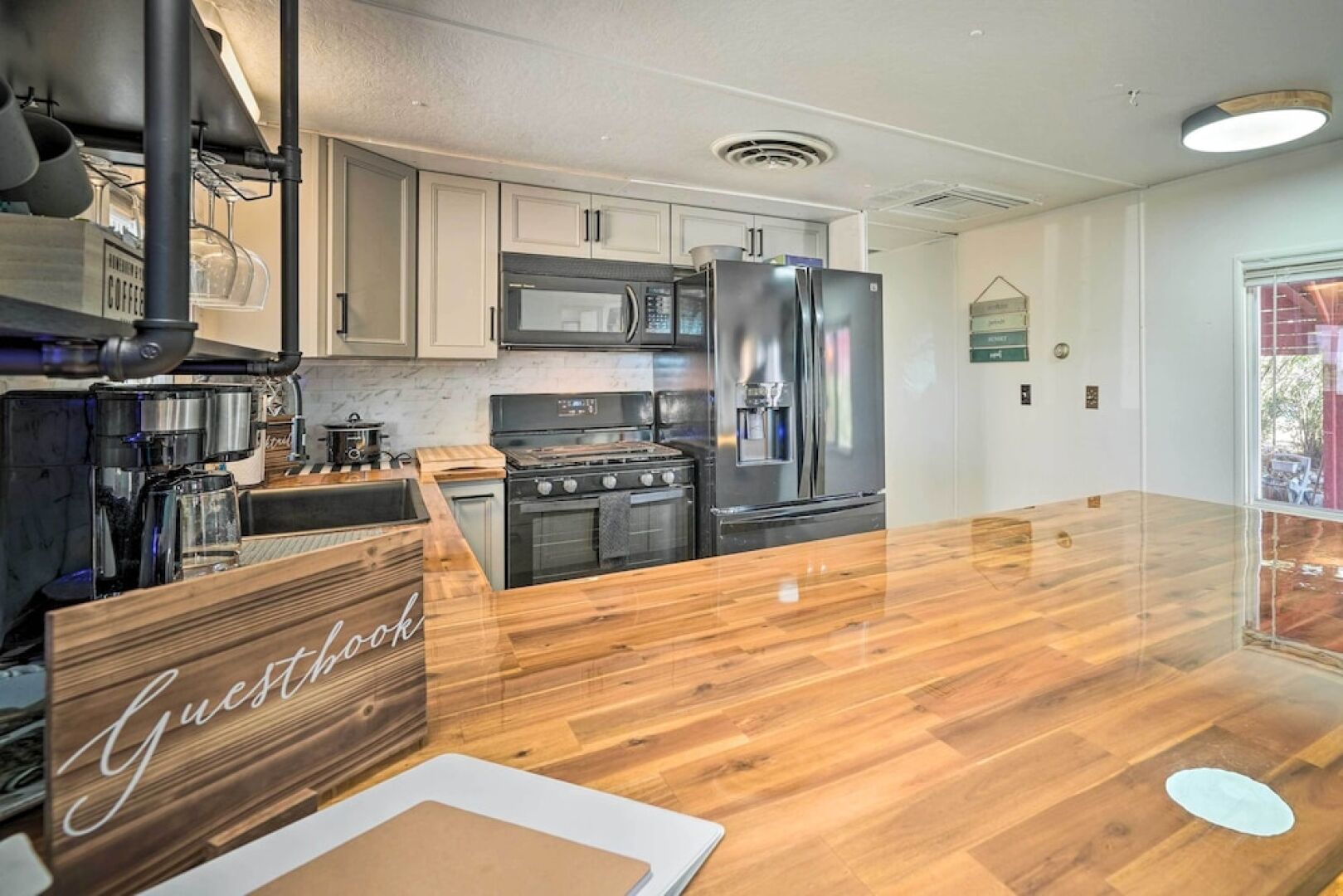 < 1 Mi to Lake Havasu: Pet-friendly Home