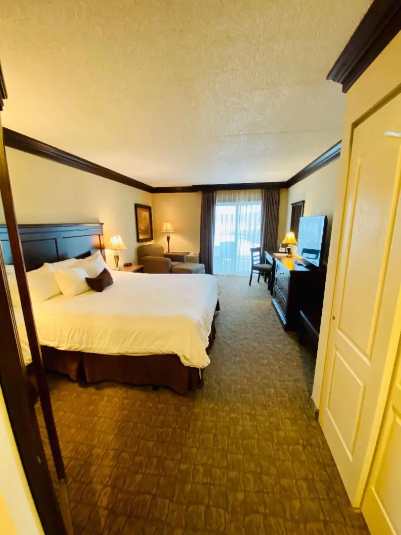 Fourwinds Lakeside Inn & Marina