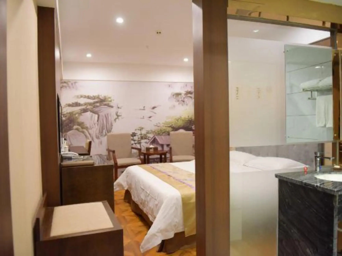 Dongtai Hotel (Guangyuan Lizhou East Road, Aoti Center)