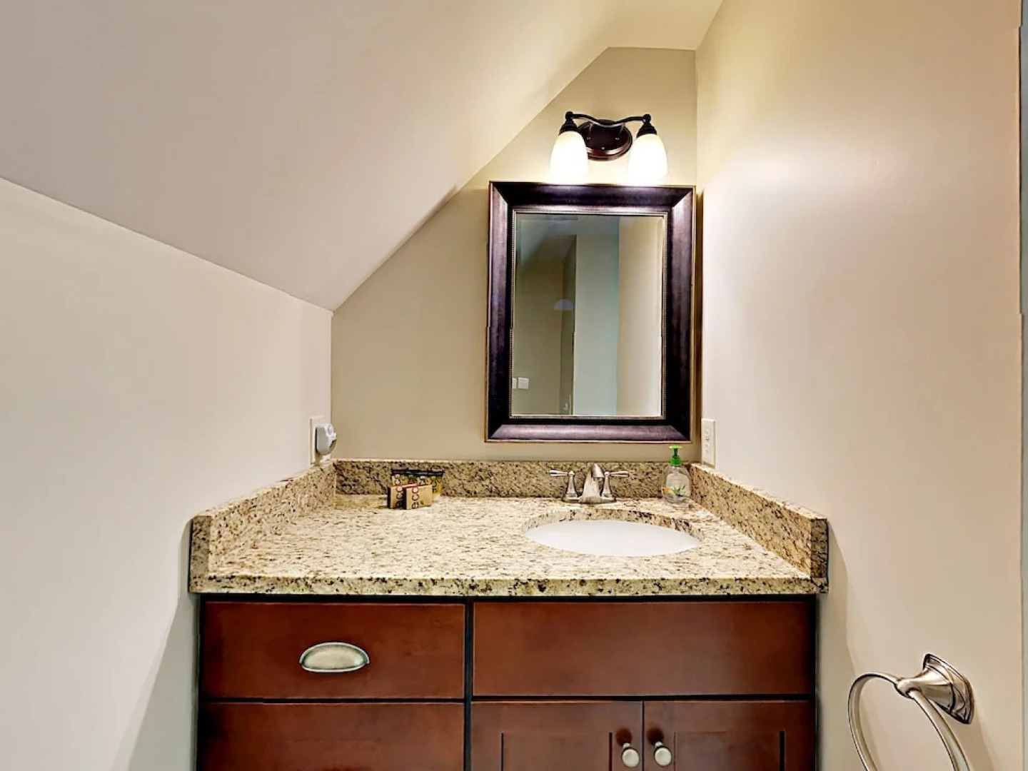 10 Ocean Street Cottage - 1 Br cottage by RedAwning