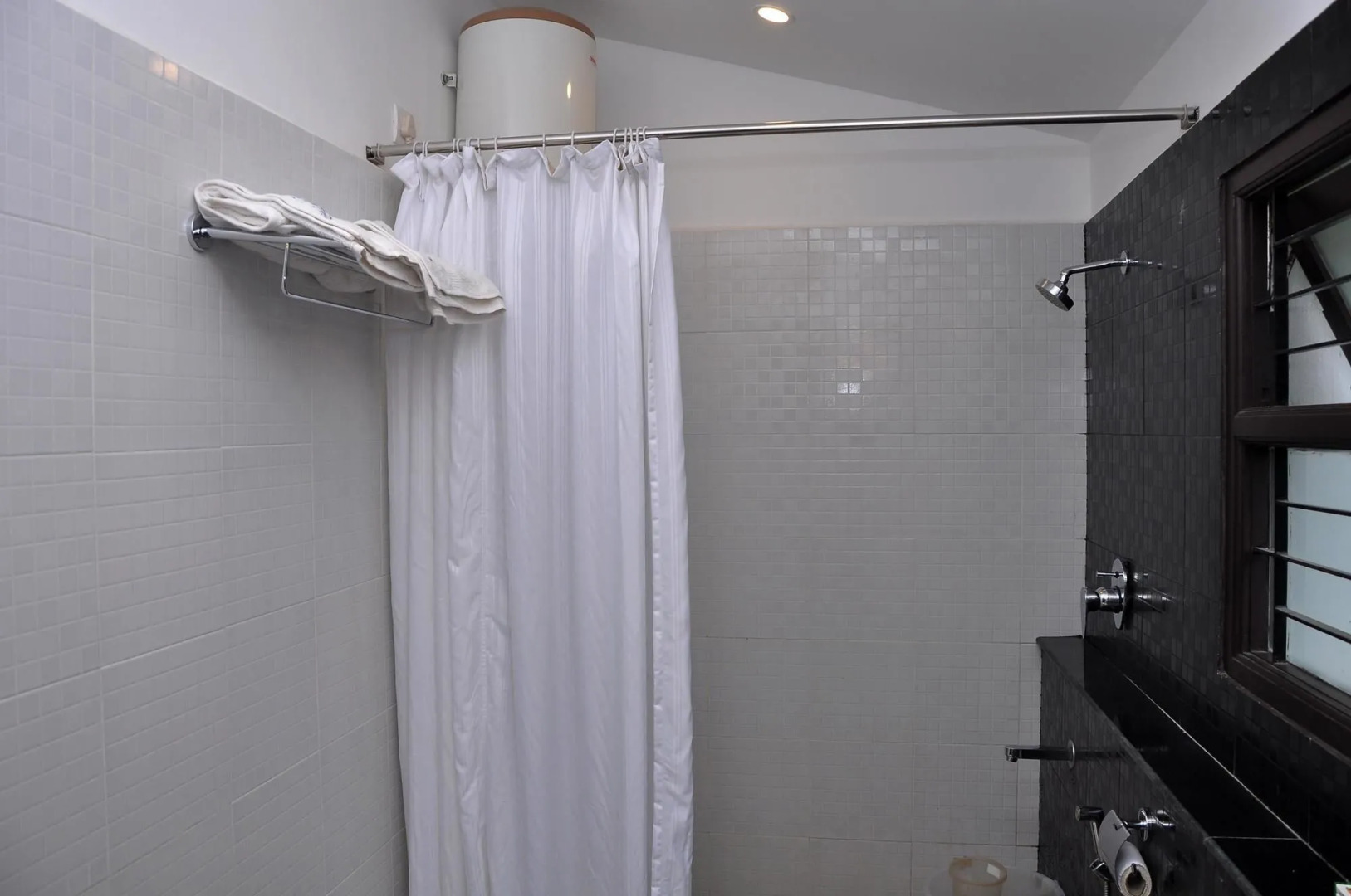 OYO Premium Golf Club Road