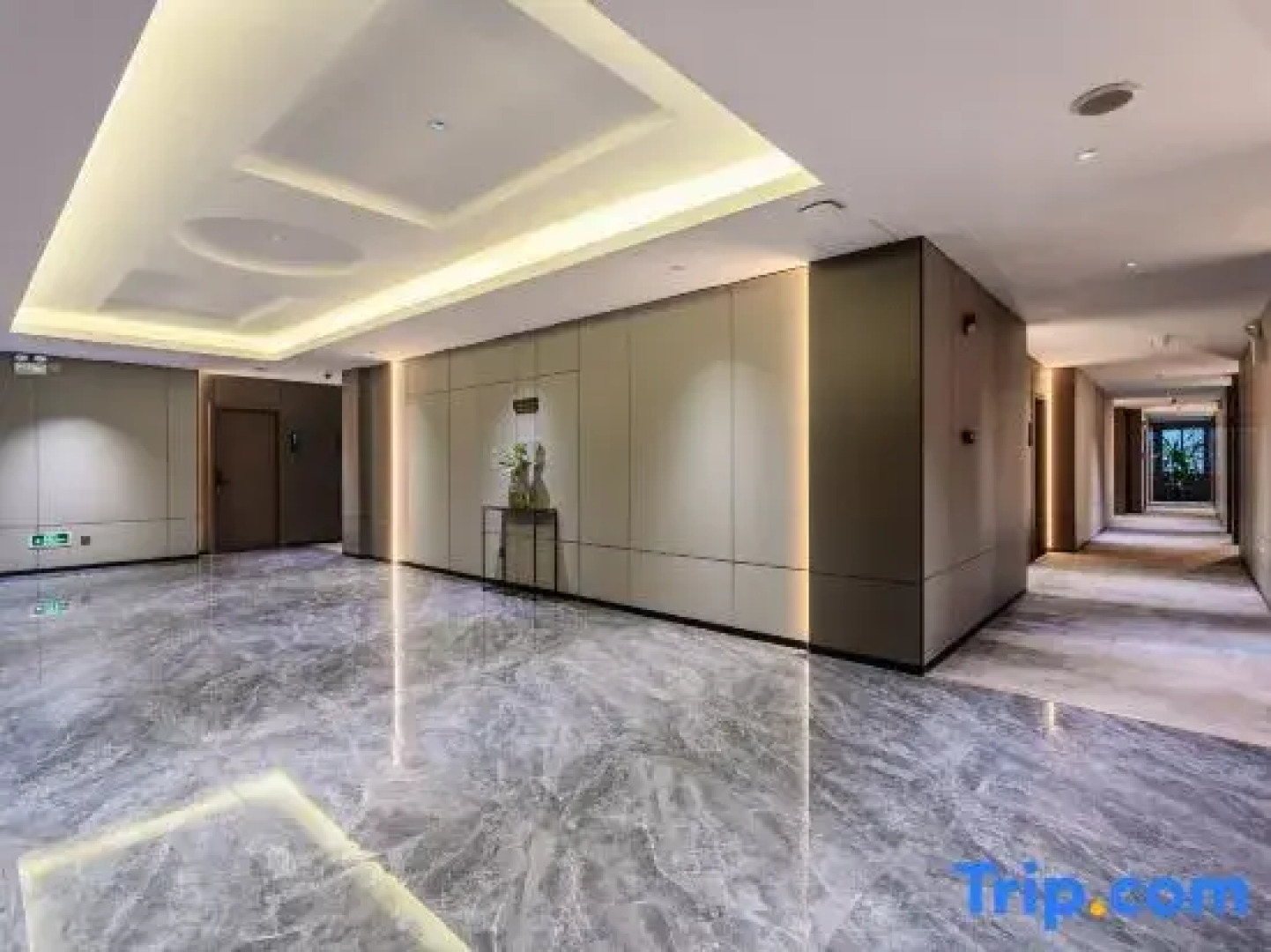 Ruixiang Hotel (Wuchuan New World Plaza Branch)