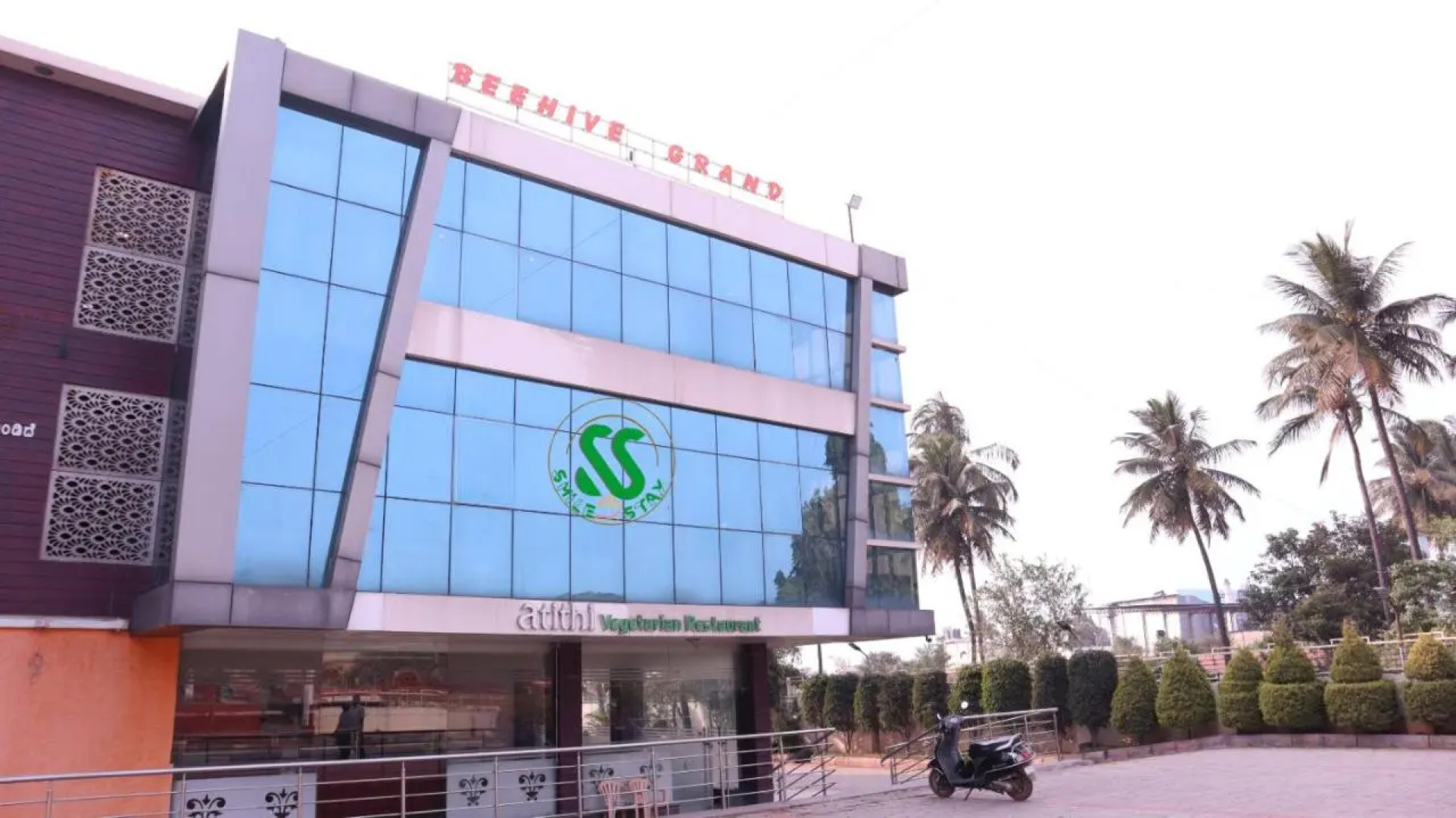 Smile Stay Bee Hive Grand