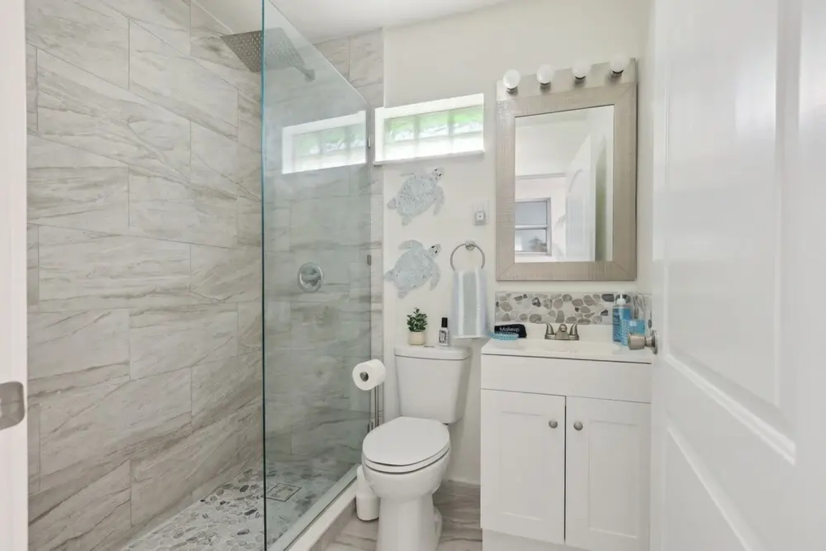 Boat Lovers Paradise: Walk to Private Beach!