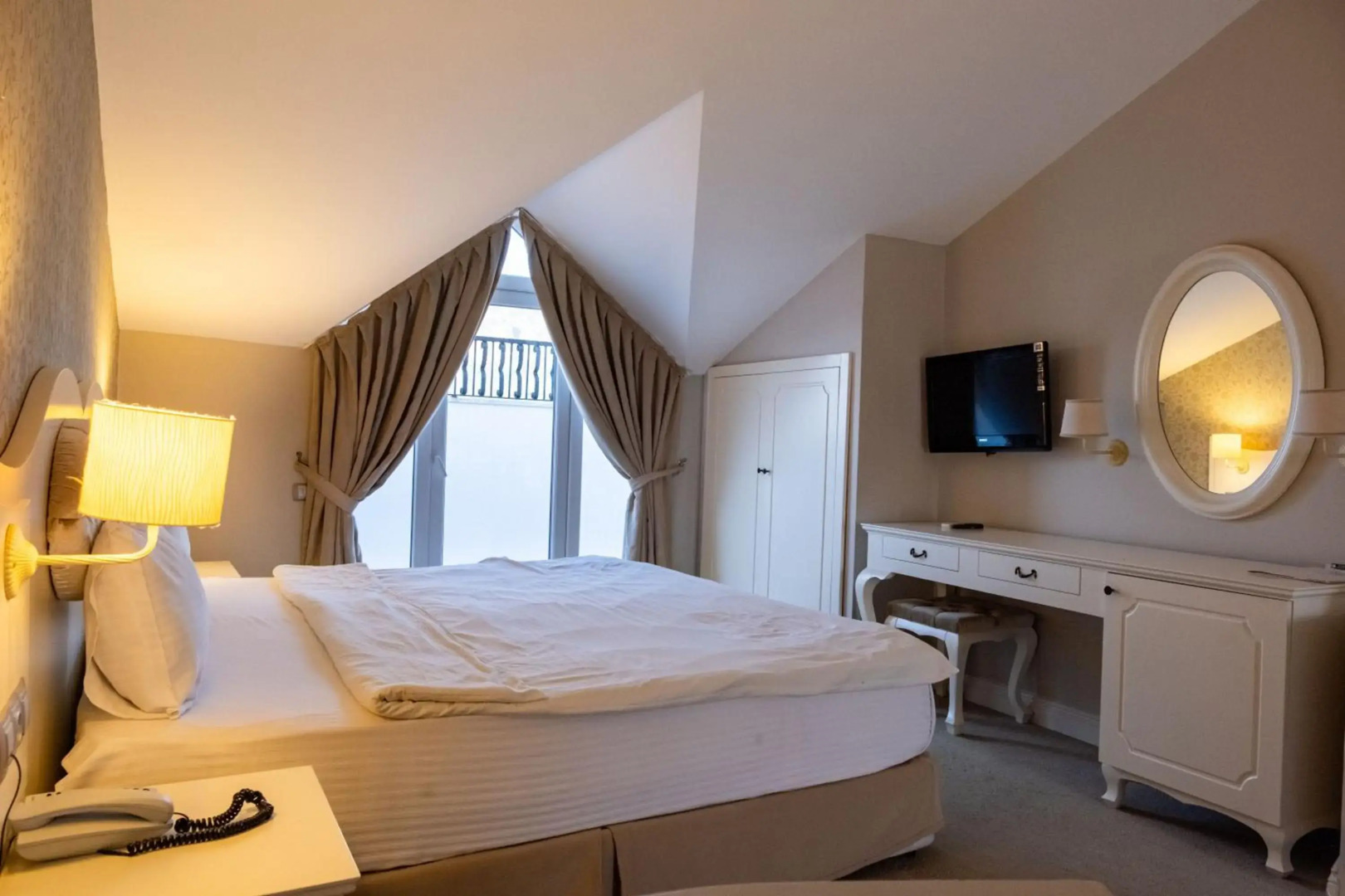 The PINEHILL Hotel & Suites