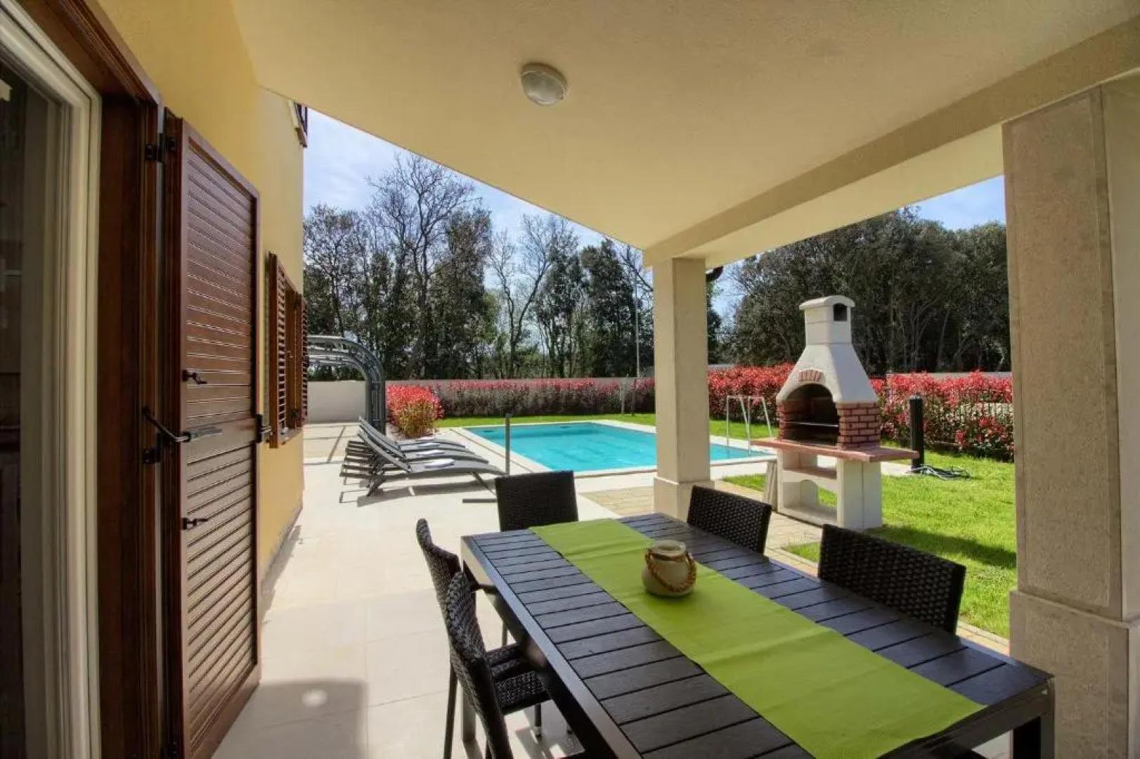 Complex of 2 villas Olivia-Mar, 2 private pools, up to 20 persons only 200m from the beach