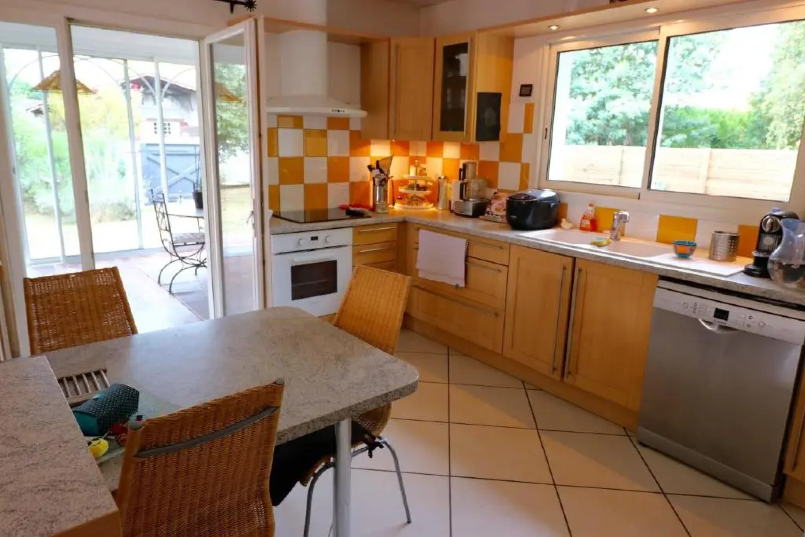 Plaisant villa with pool, close to the beach