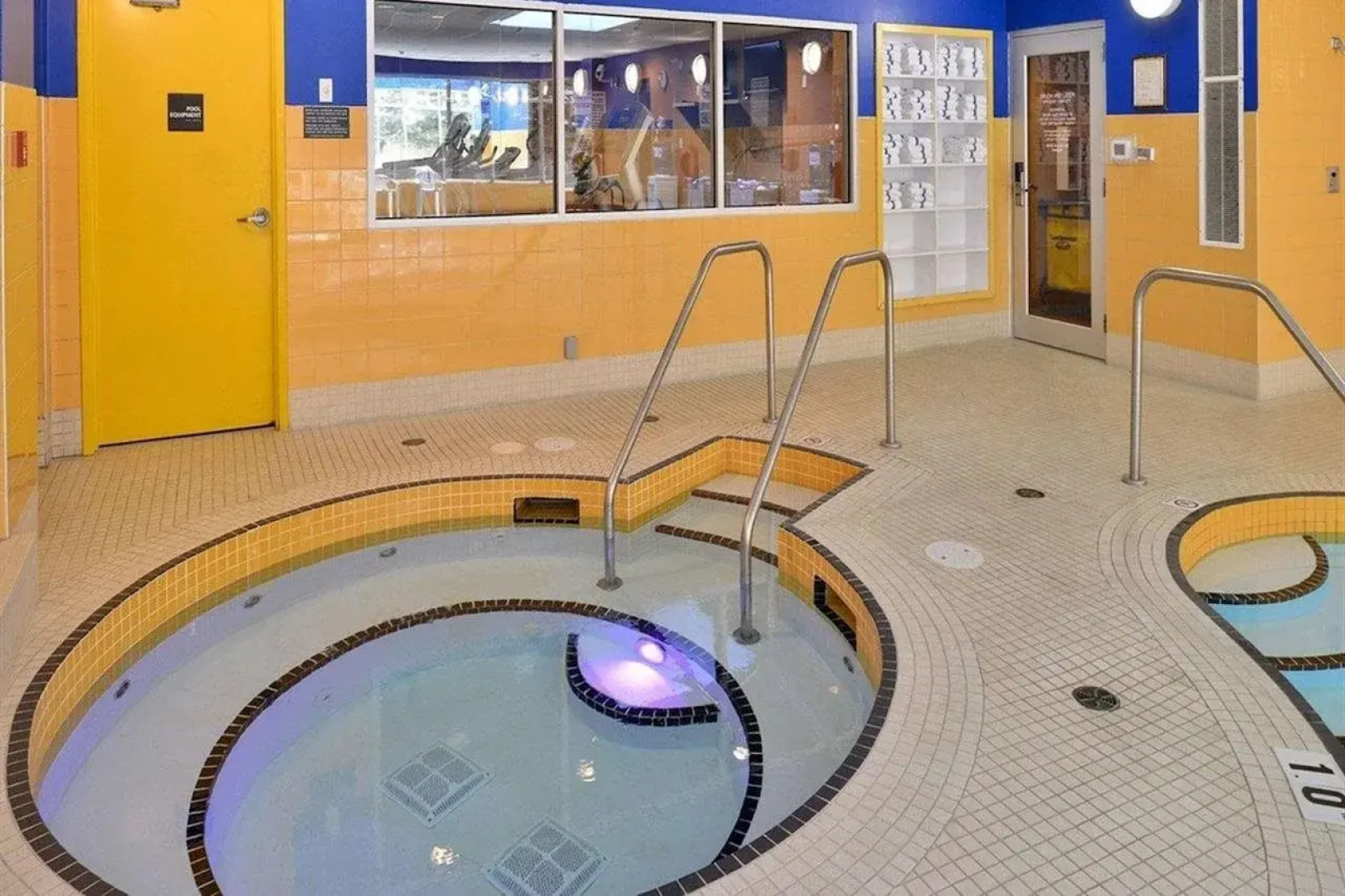 Econo Lodge Inn & Suites University