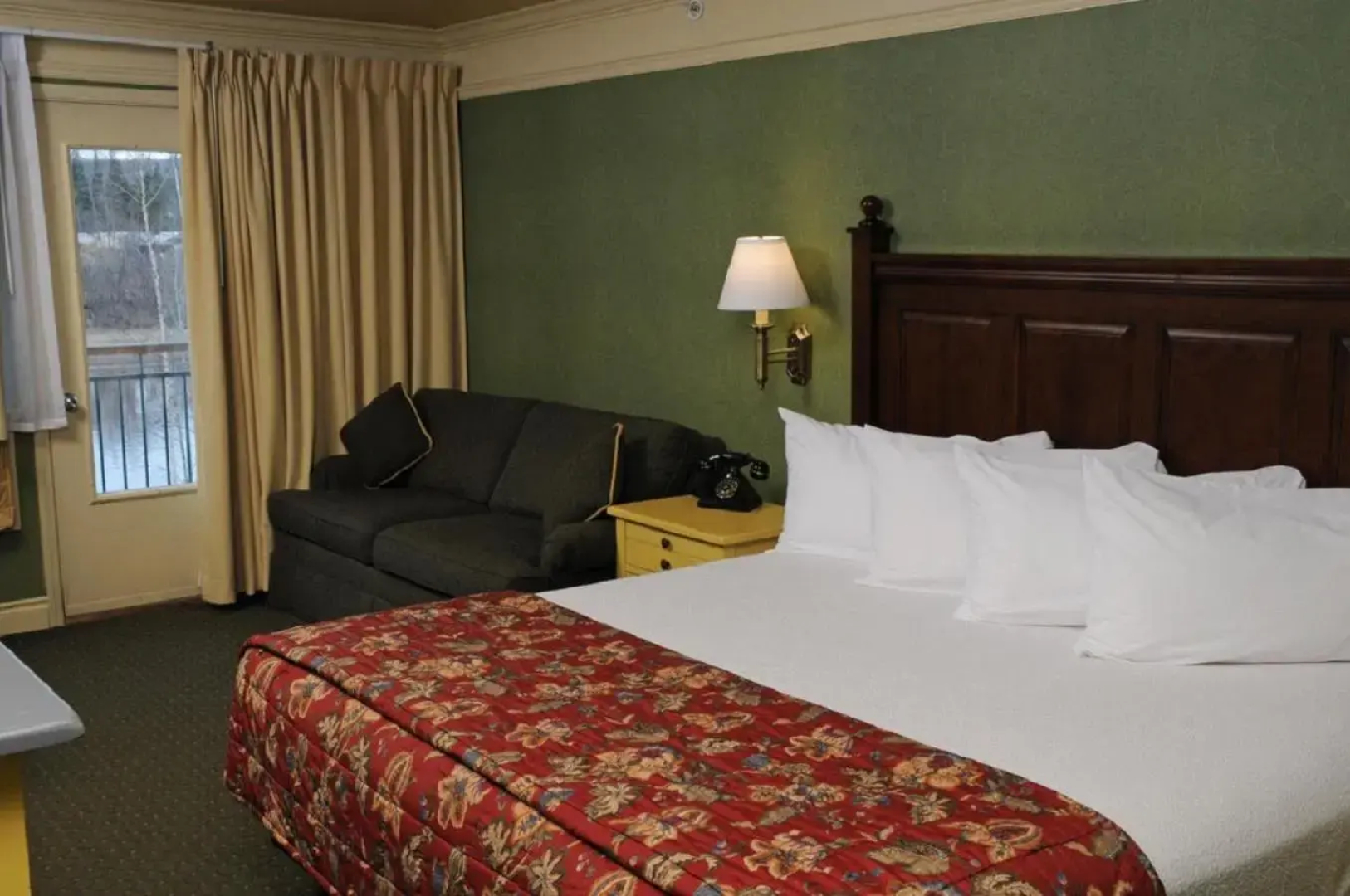 Pike's Waterfront Lodge