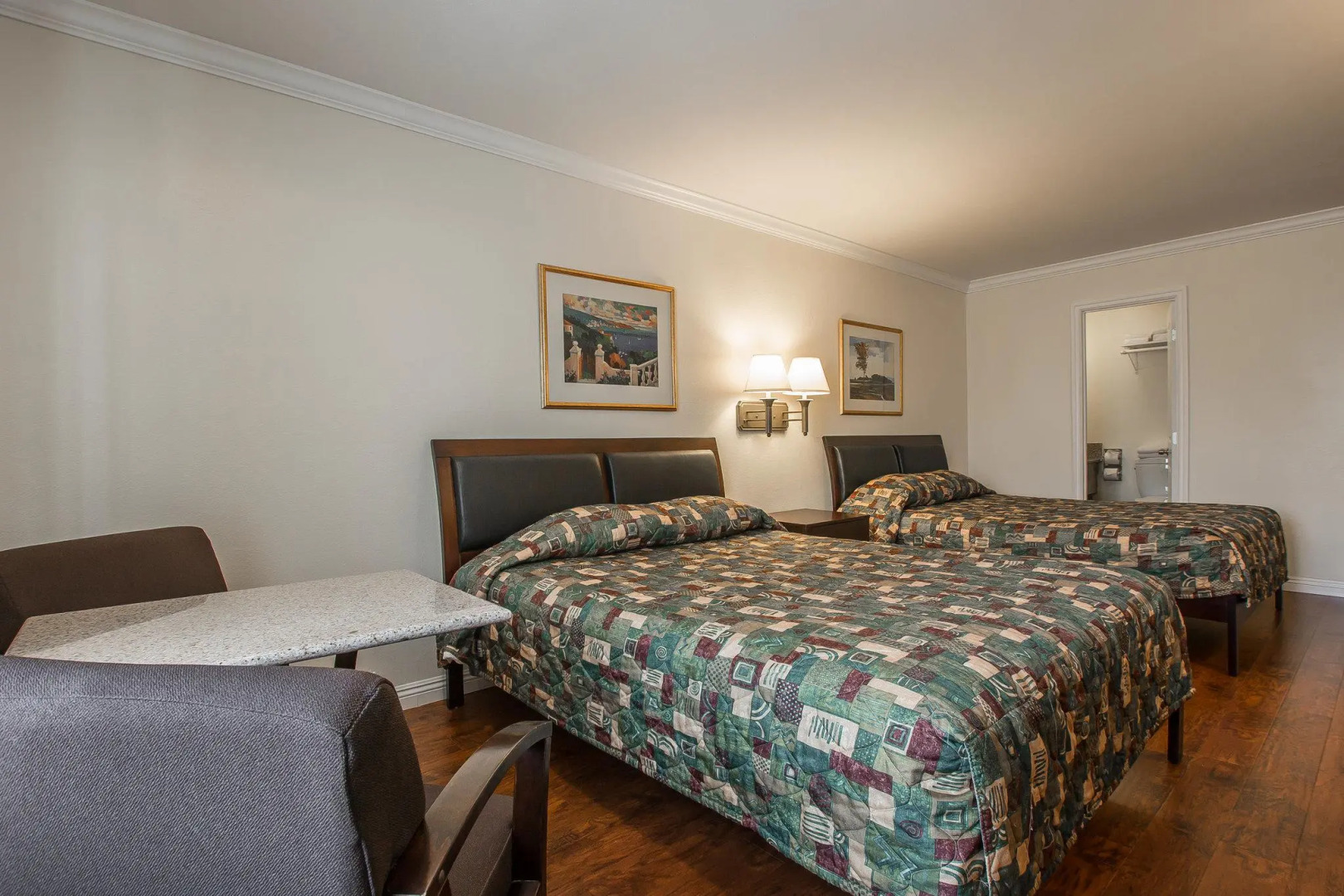 Palm Inn Hotel near Tyler Mall Riverside