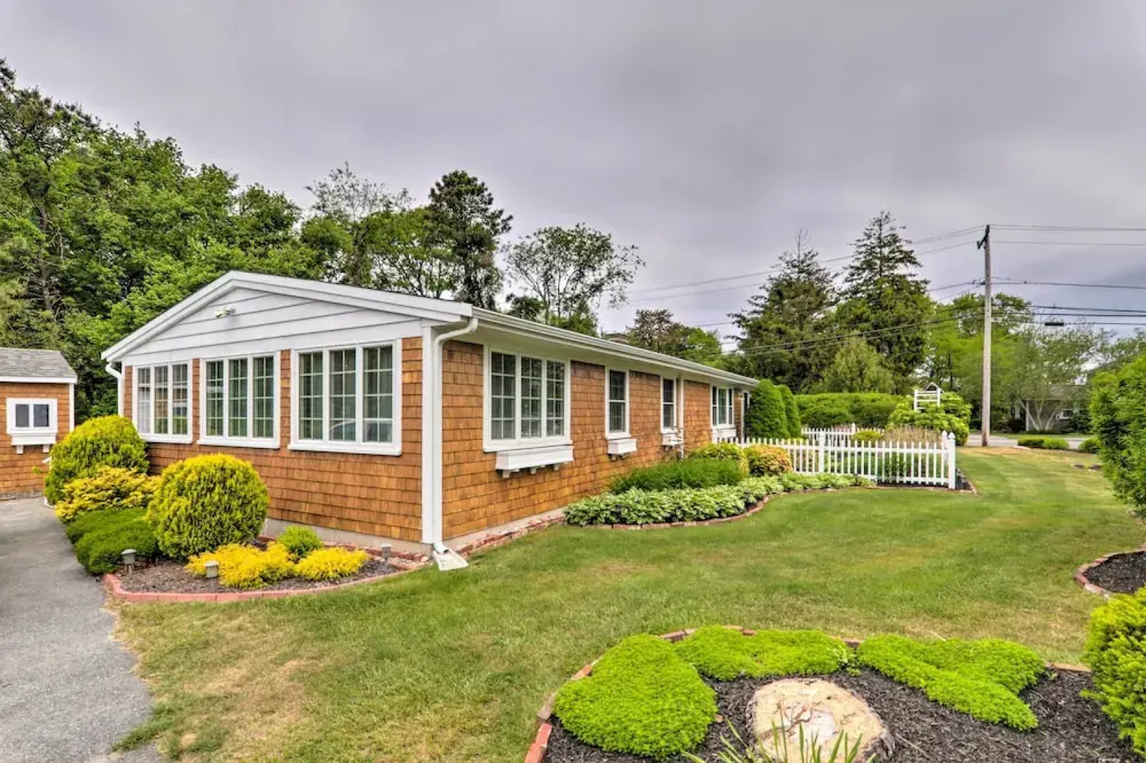 Charming Hyannis Cottage: 1 Mi to Beach!