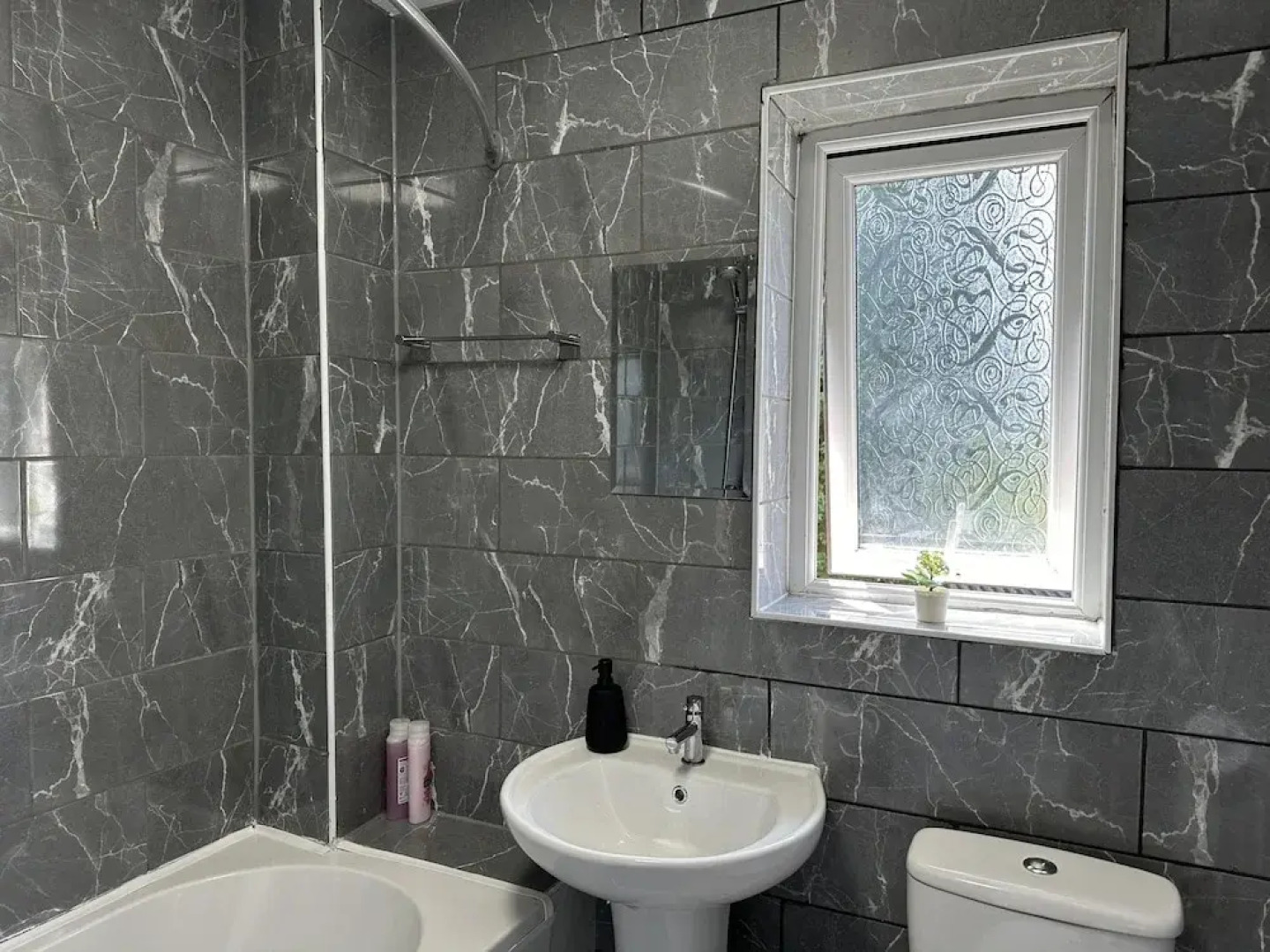 Affluent Living Apartment Perfect for Contractors