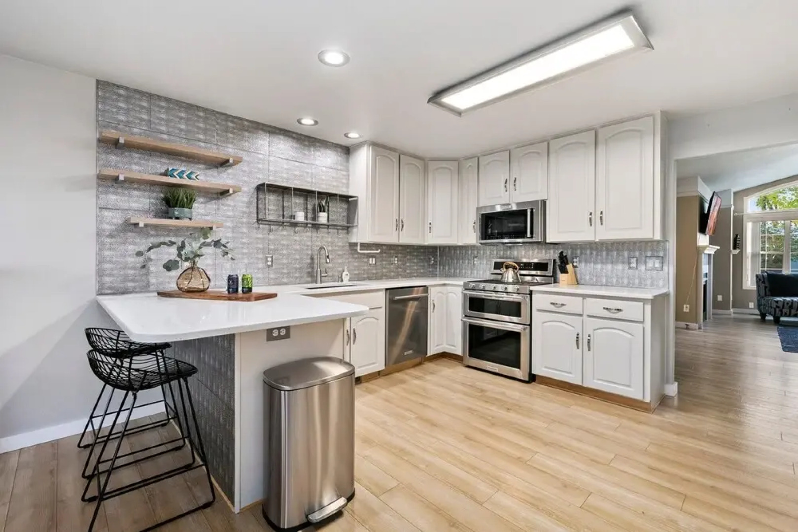 Scandinavian Chic – Hot Tub, Bikes and Lake Life!