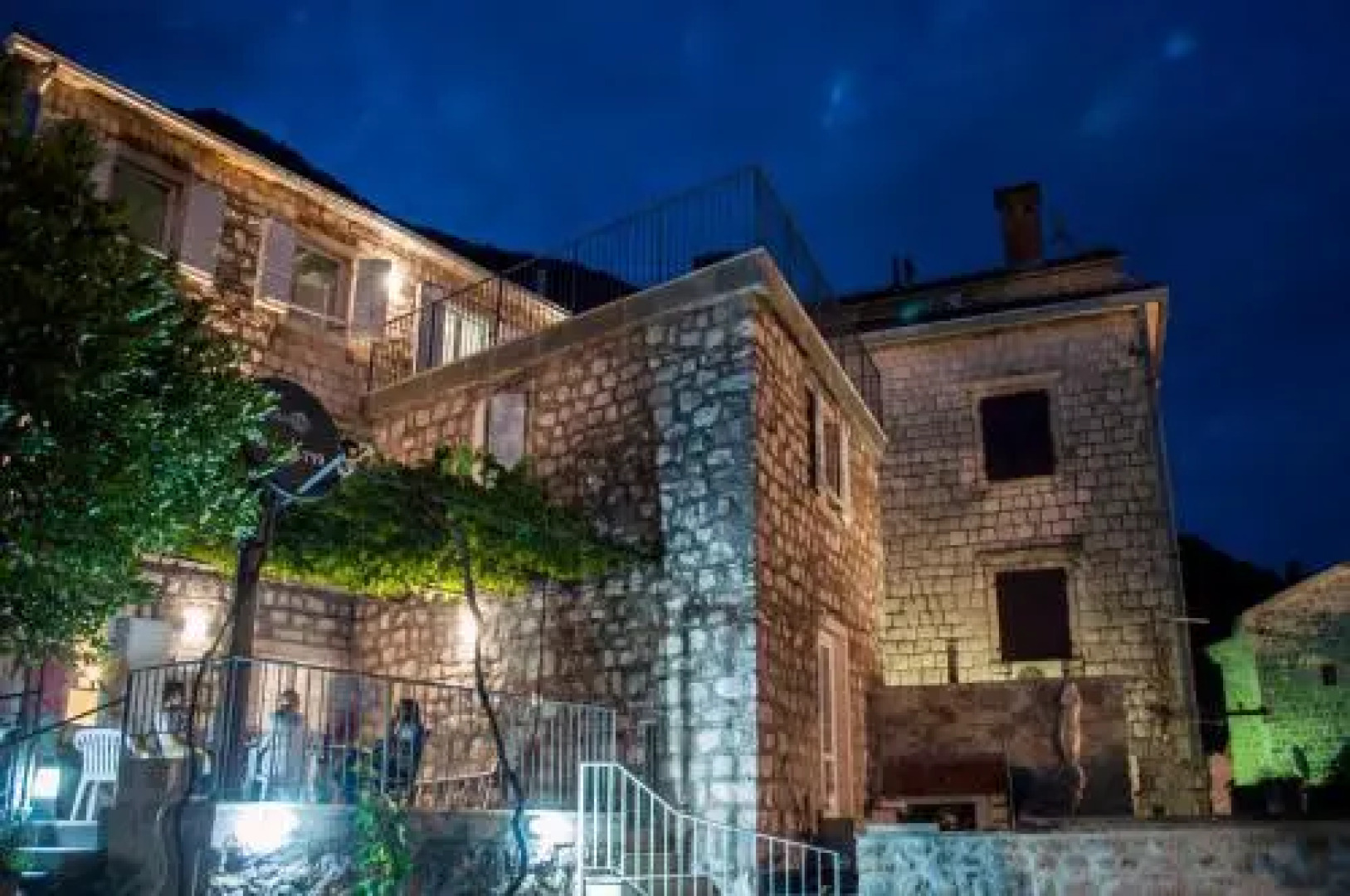 Sunny Port Apartment & Rooms