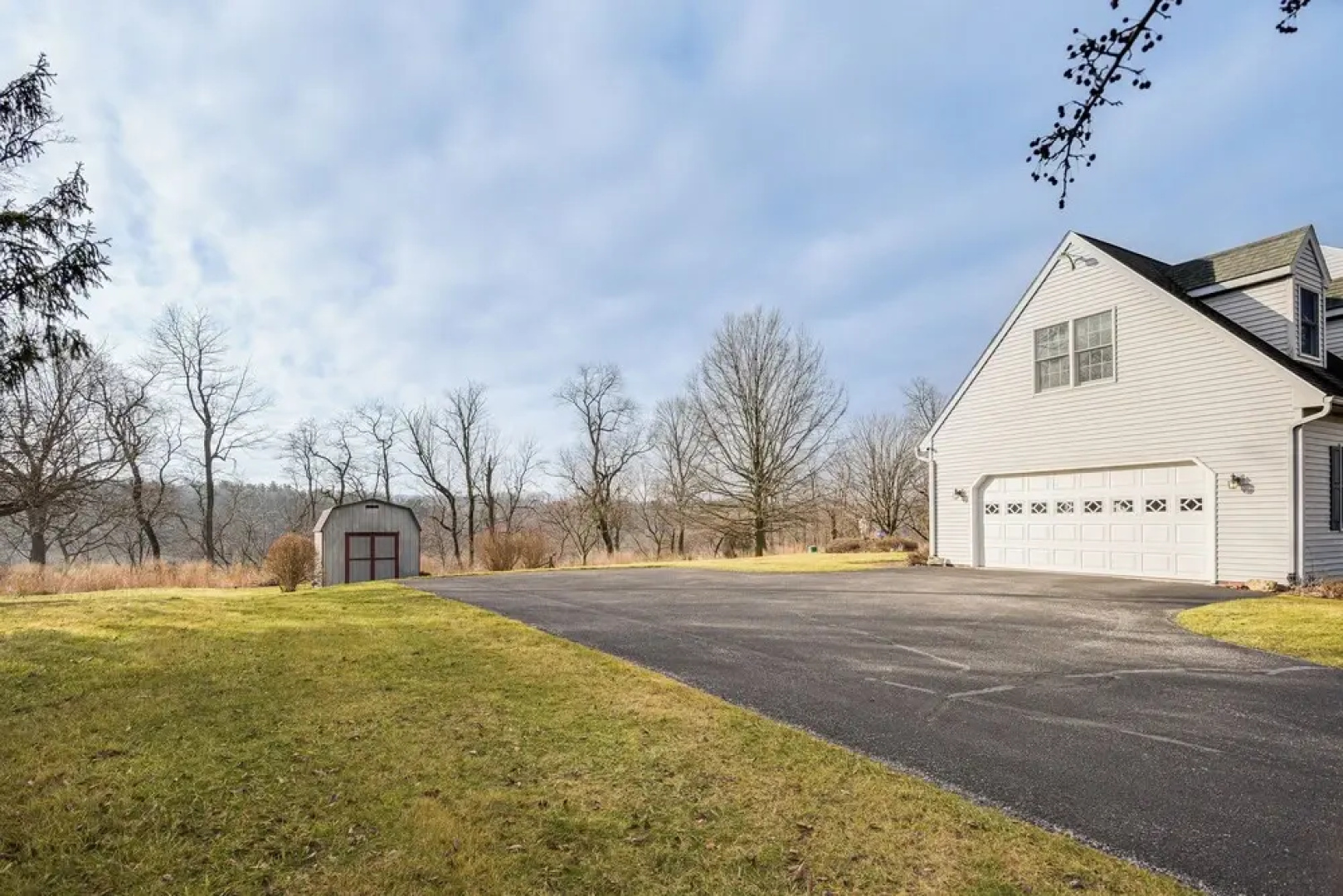 4 Mi to the Amish Village: Spacious Home w/ Deck!