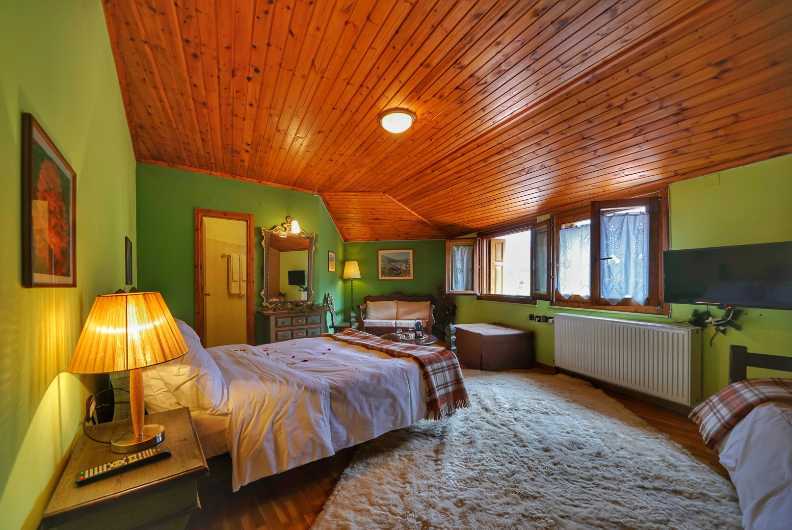 To Balcony tis Agorianis