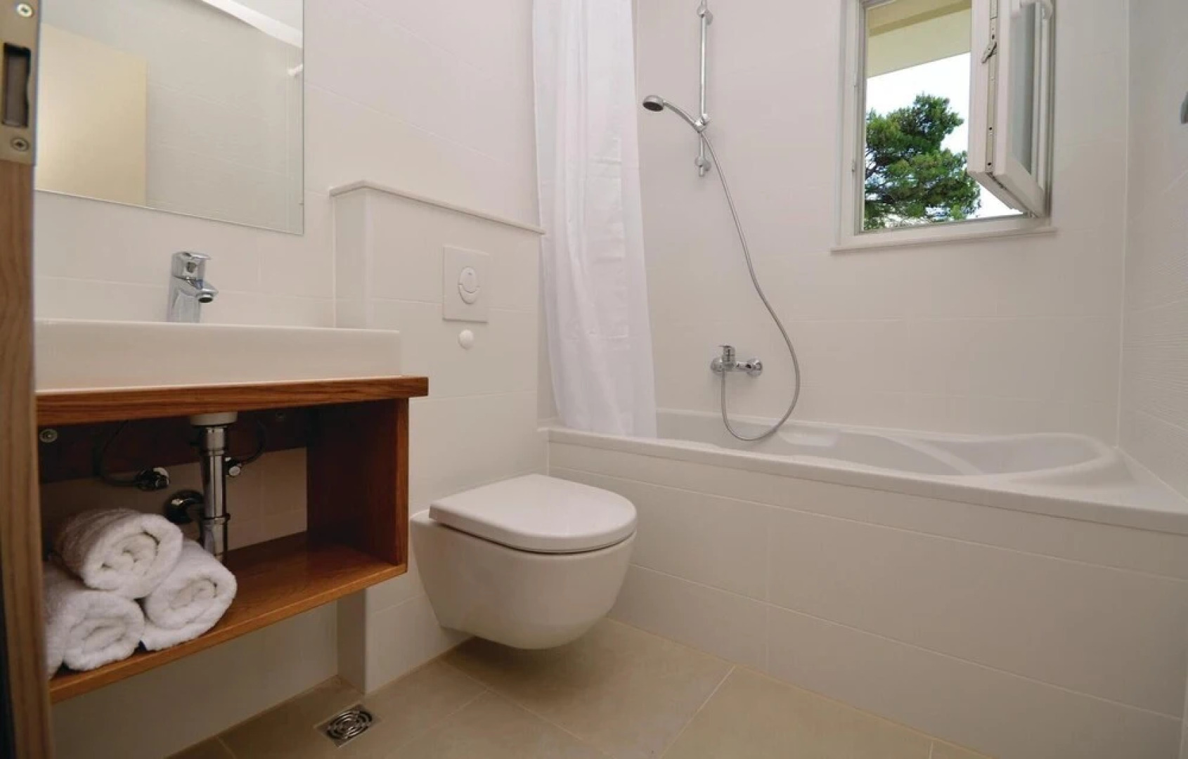 Awesome Home in Makarska With Wifi and 4 Bedrooms