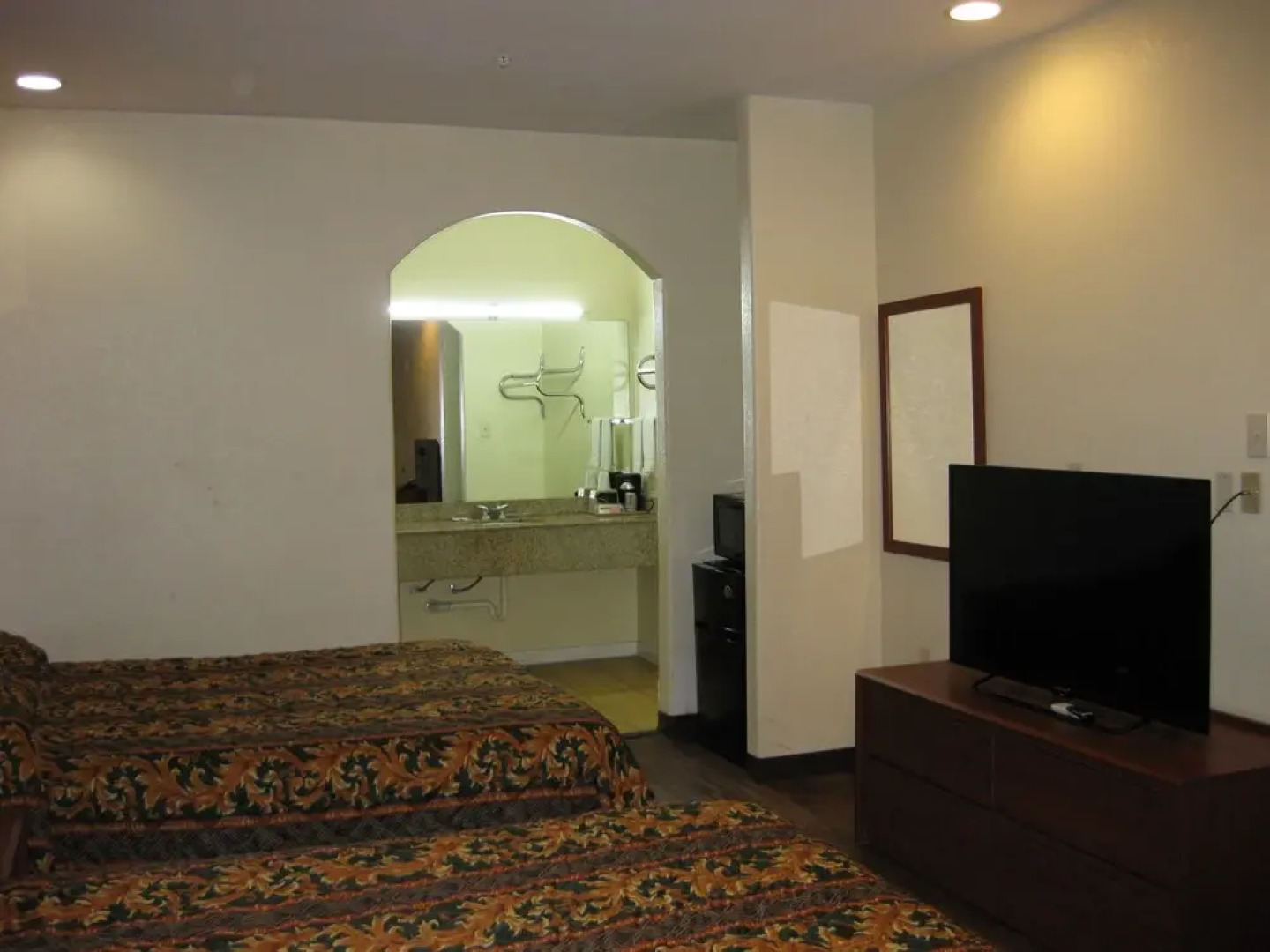 Scottish Inn and Suites