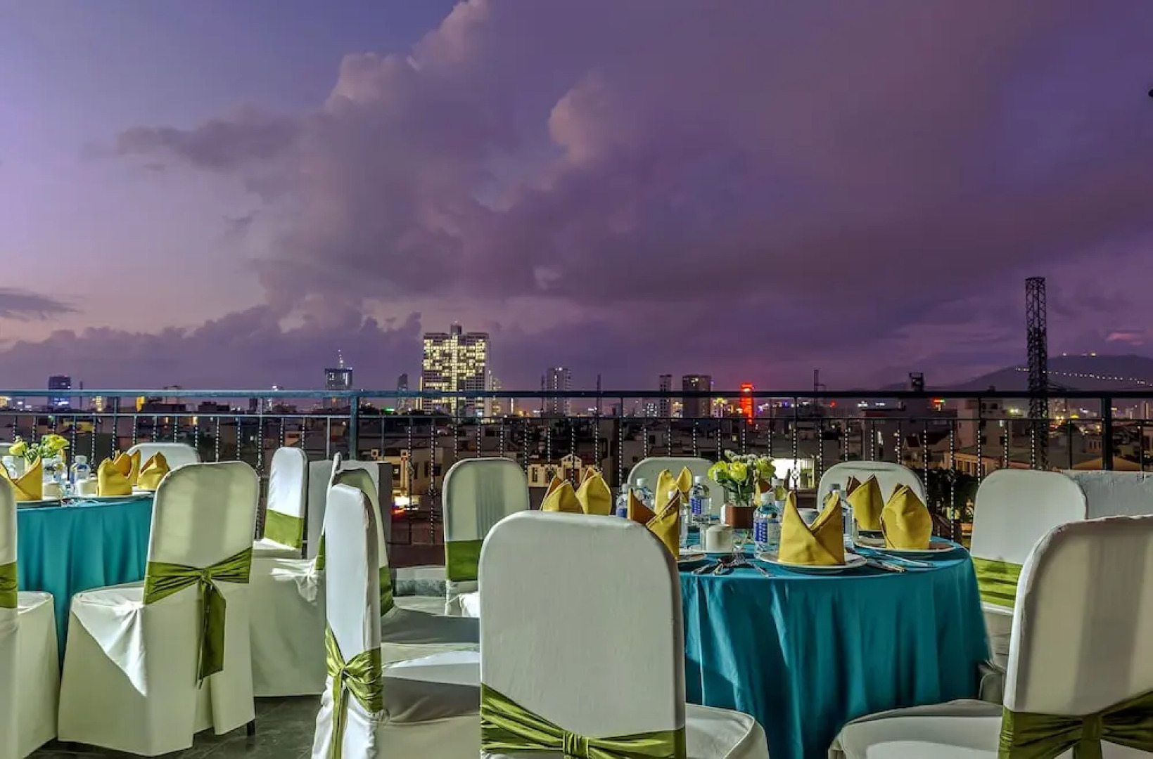 Lyn's Hotel & Apartment