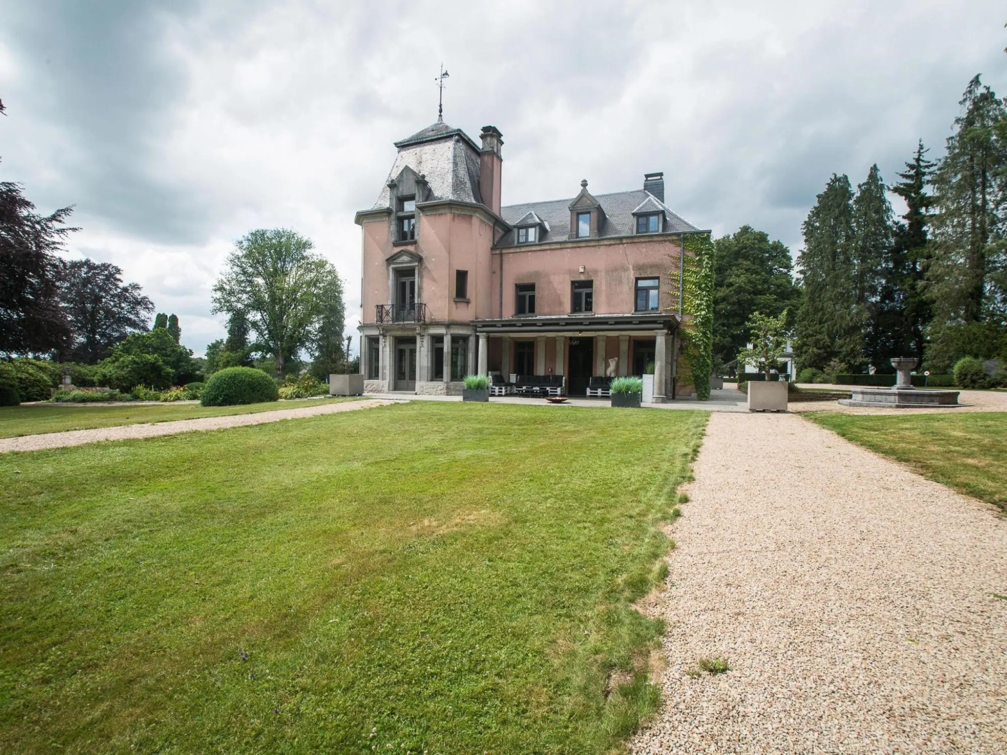 Magnificent Luxury Chateau in Vast Garden with Sauna & Hot Tubs