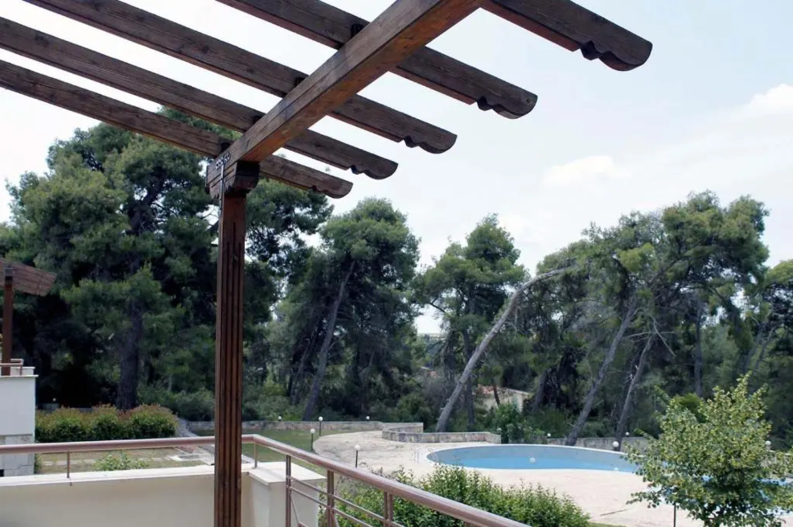 4 bedroom villa with pool and garden