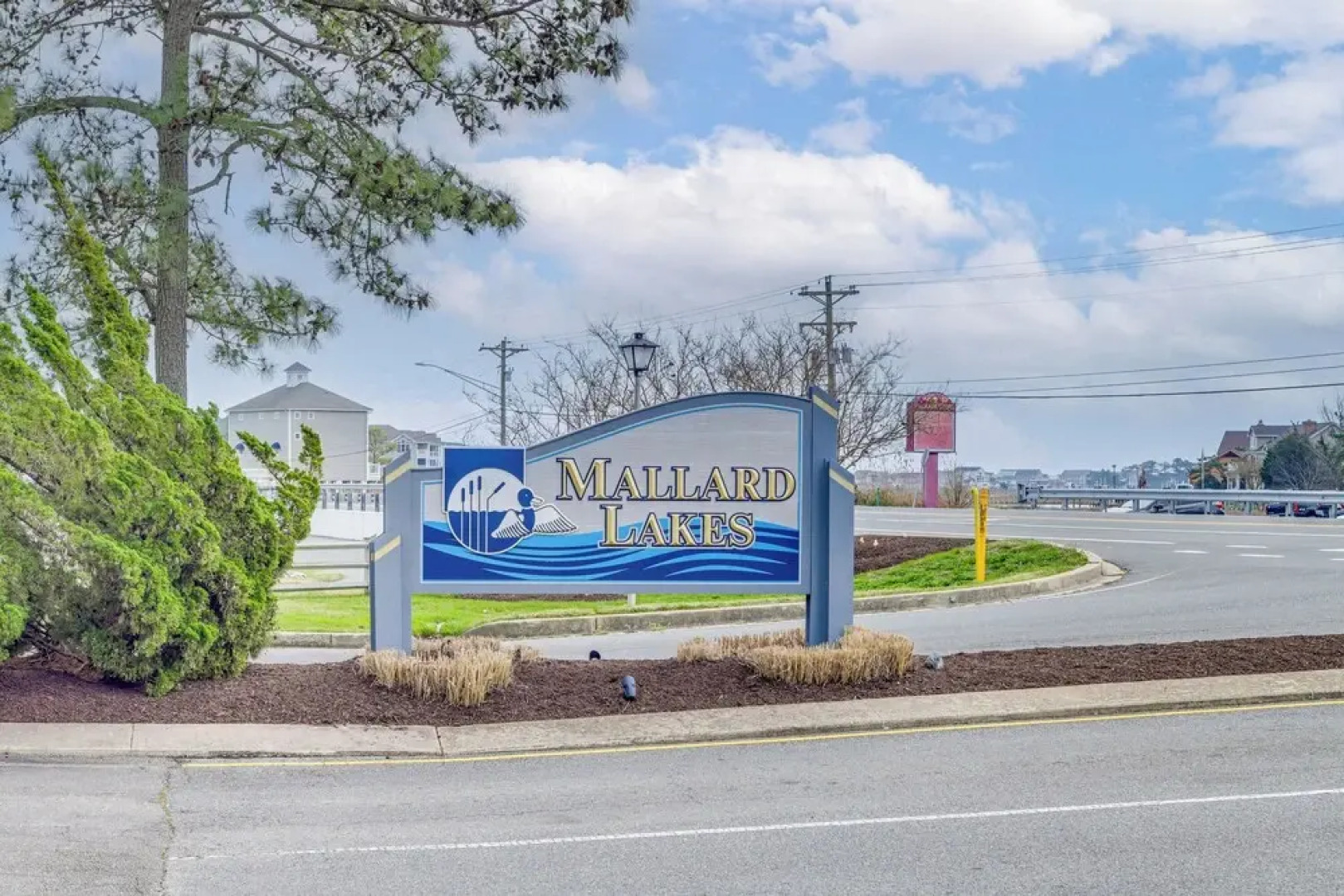 Porch & Water Views: Getaway in Mallard Lakes